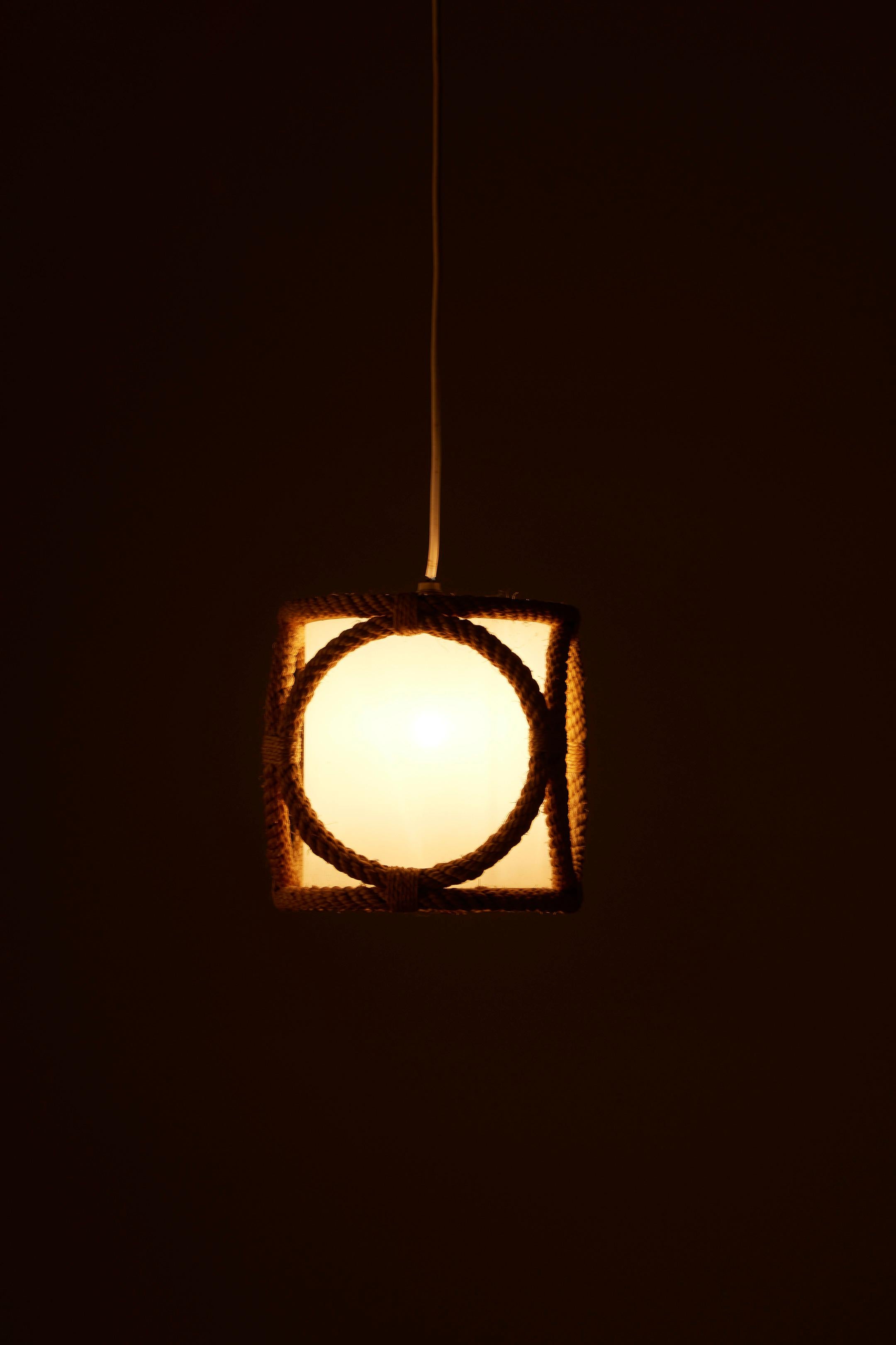Rope pendant light by designer couple Adrien Audoux and Frida Minet, designed in the 1960s. Very good condition.
LP1196