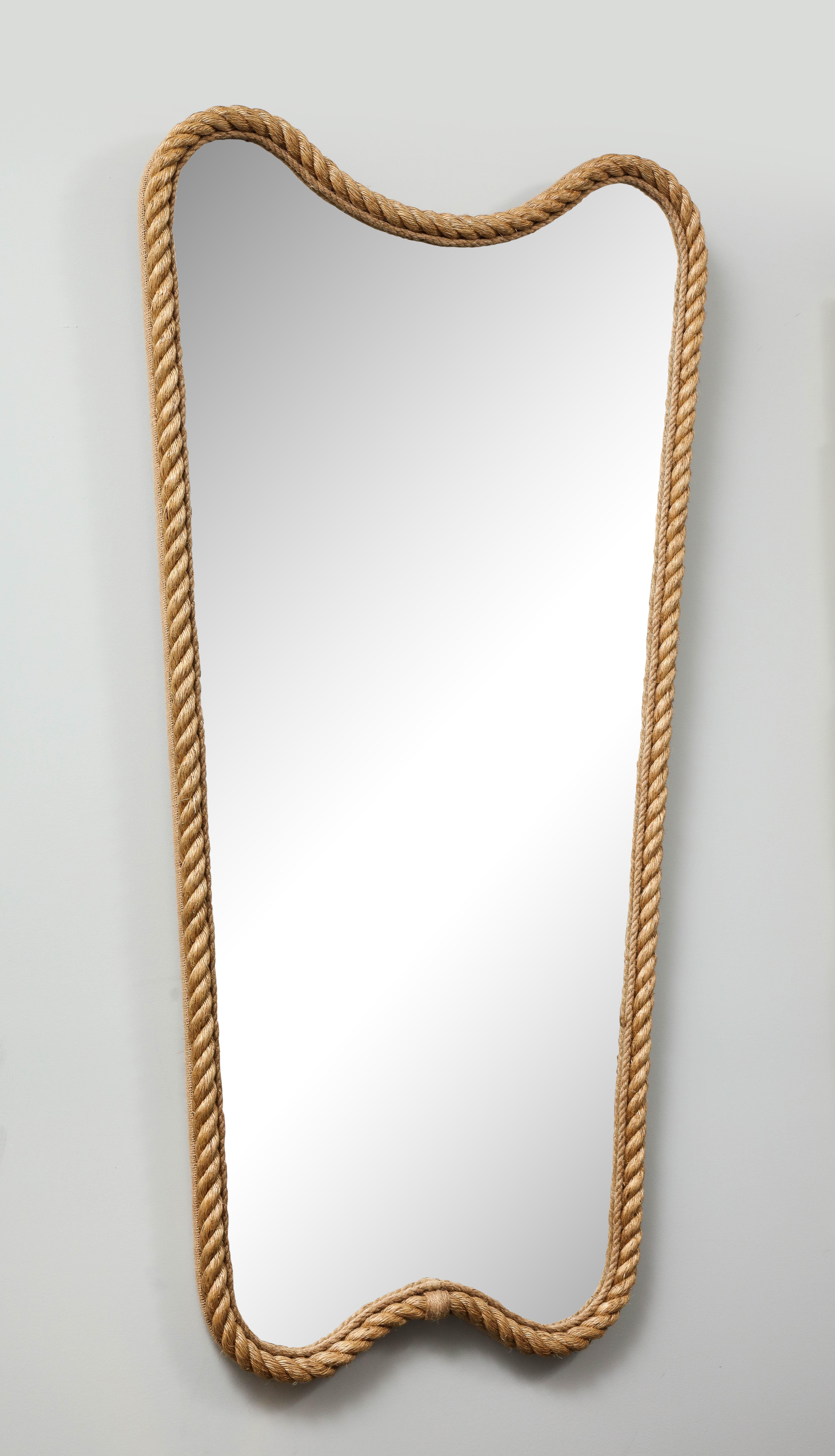 Inspiré par AUDOUX MINET et leur collection de miroirs, luminaires et meubles réalisés essentiellement avec de la corde, cet artisan français a réalisé sa propre collection contemporaine de miroirs réalisés avec de la corde. La structure est en bois