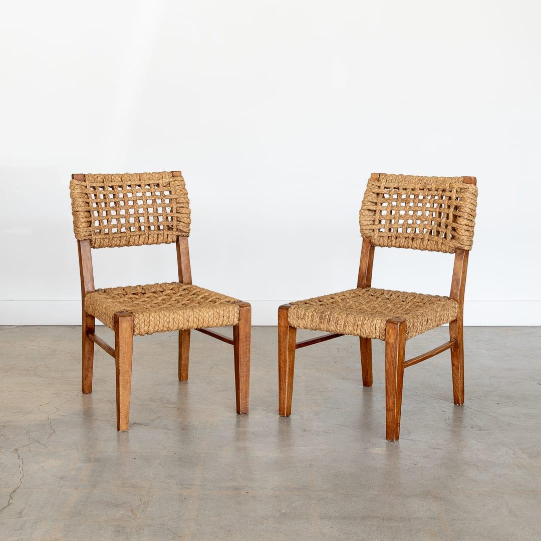Vintage Adrien Audoux & Frida Minet Stuhl aus Frankreich, 1950er Jahre. Alle ursprünglichen gewebten Seil Sitz mit schöner Patina und Alter. Rahmen aus Eichenholz mit dunkler Beize. Insgesamt schöner Vintage-Zustand. Zwei verfügbar. Einzelverkauf. 