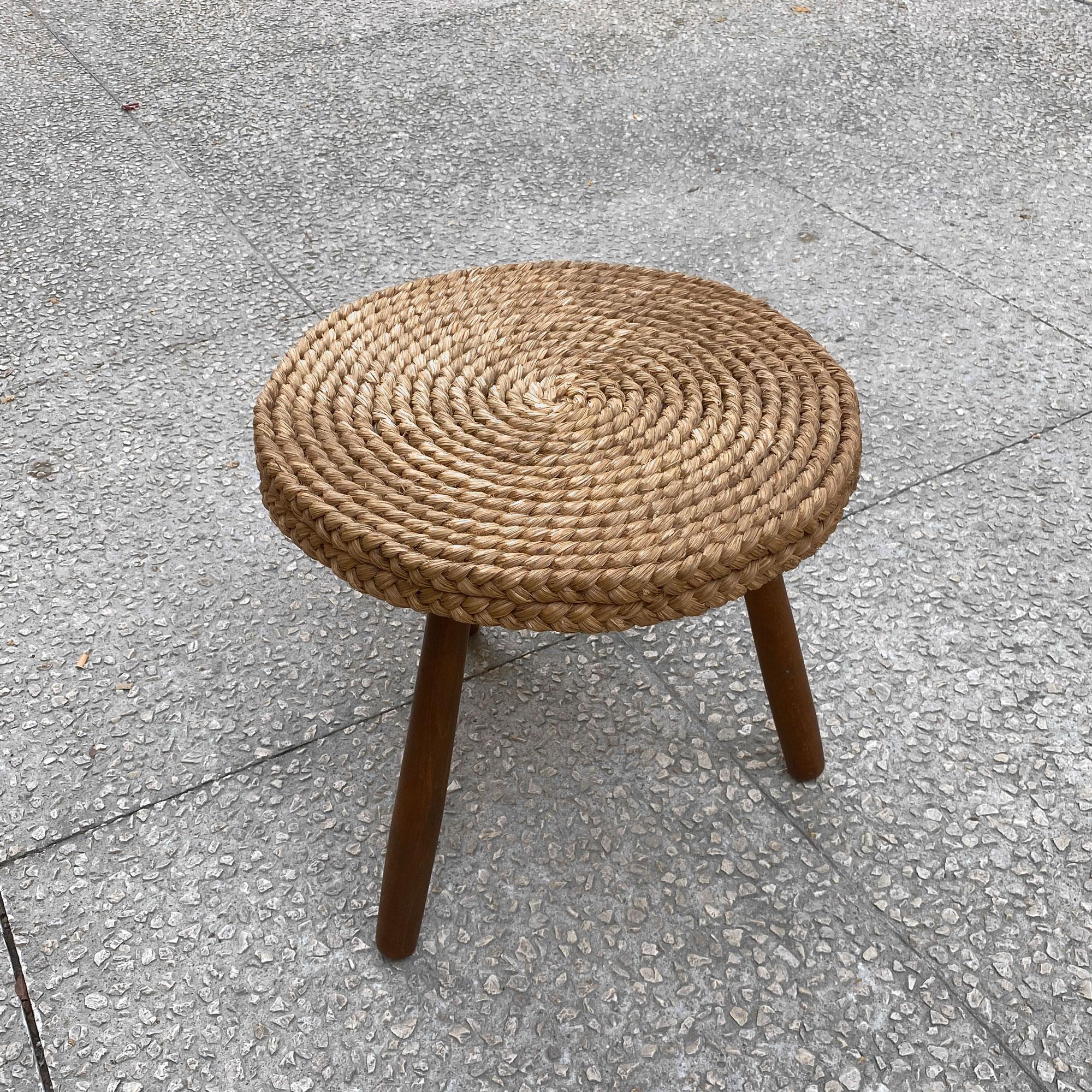 Preciosa mesa con pedestal de paja de coco y patas de haya, de Adrien Audoux and Frida Minet. Simplicidad de formas, obra representativa de los años 50 en el sur de Francia