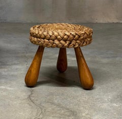 Adrien Audoux and Frida Minet: Geflochtener Raffia-Dreifußhocker, Frankreich, 1950er Jahre