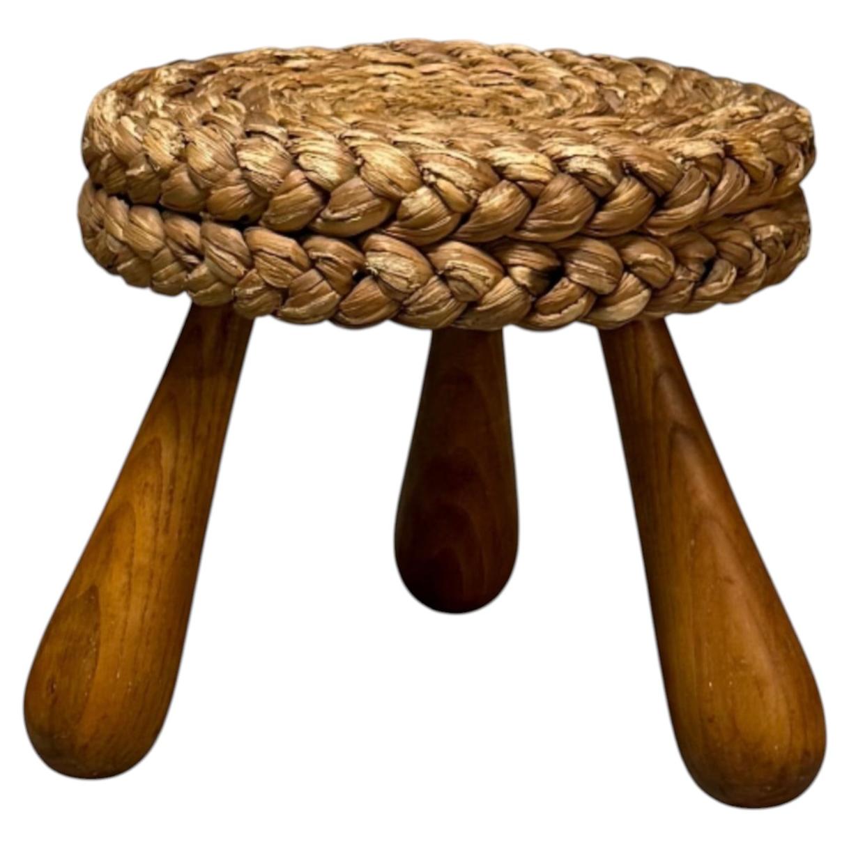 Tabouret trépied en raphia tressé, par Adrien Audoux and Frida Minet, France, années 1950 en vente