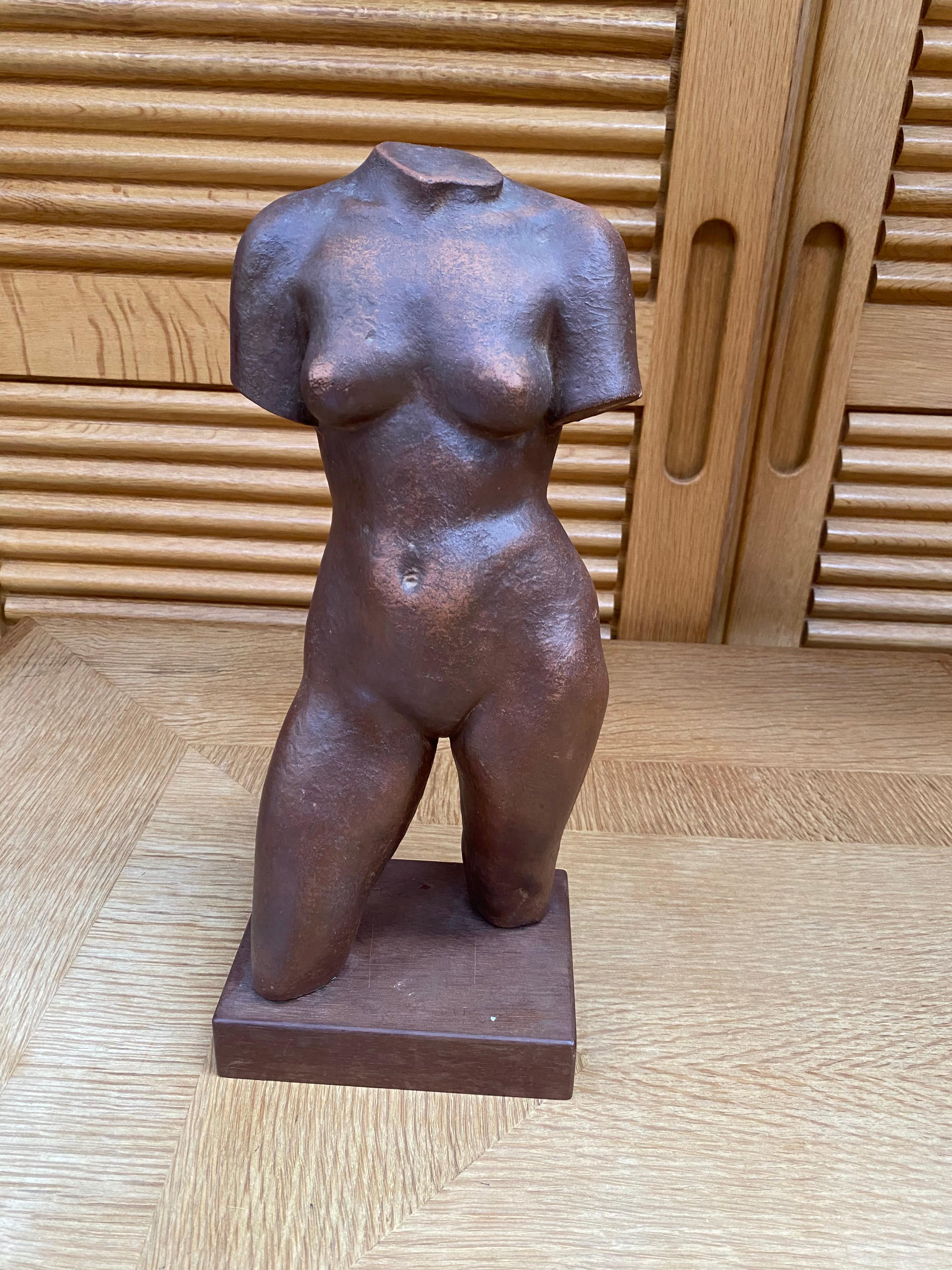Adrien Dupagne (1889-1980) Scultura africanista in terracotta, 1940-1950 circa.
Piccola base in legno.