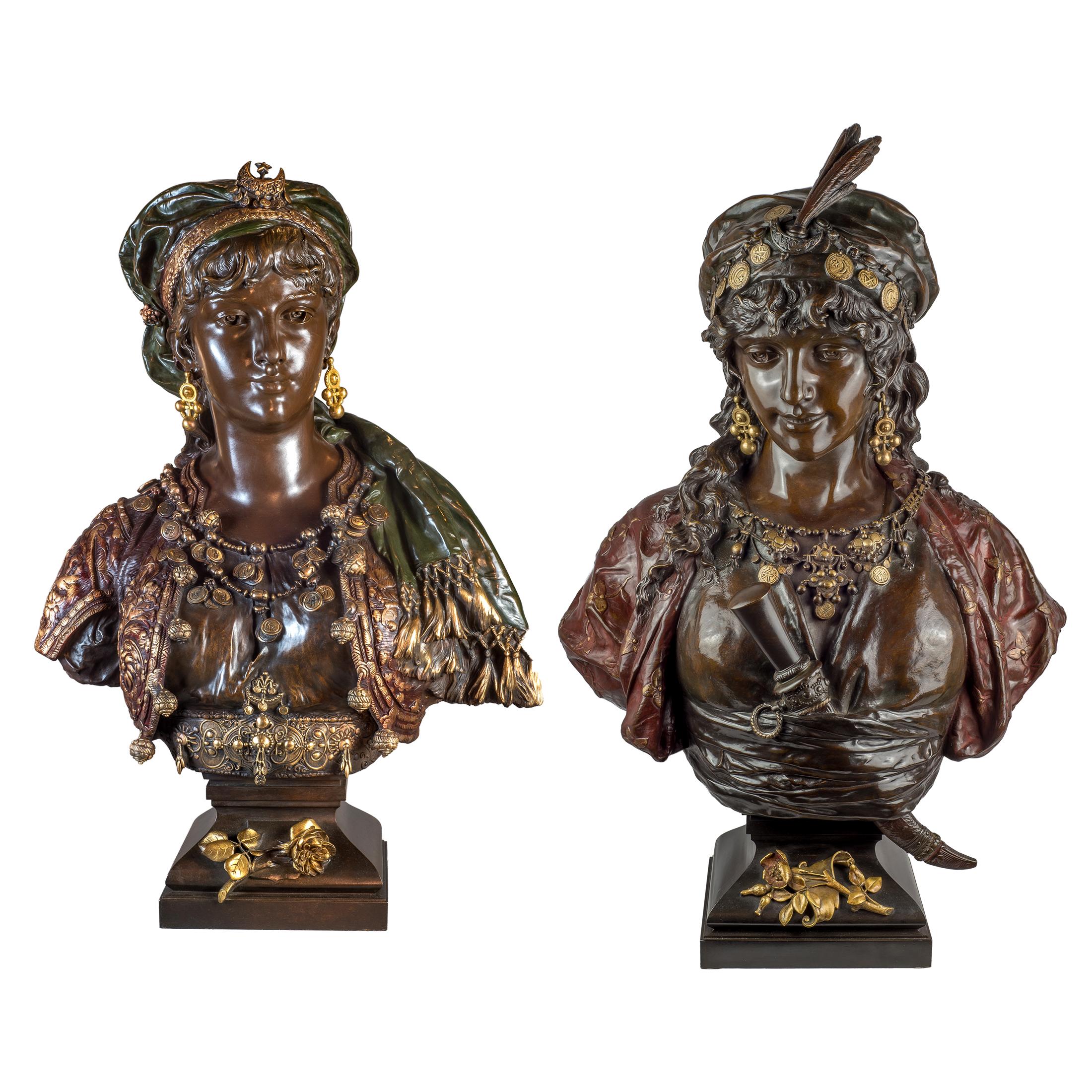 Pareja de bustos de princesas orientalistas en bronce dorado y patinado policromado