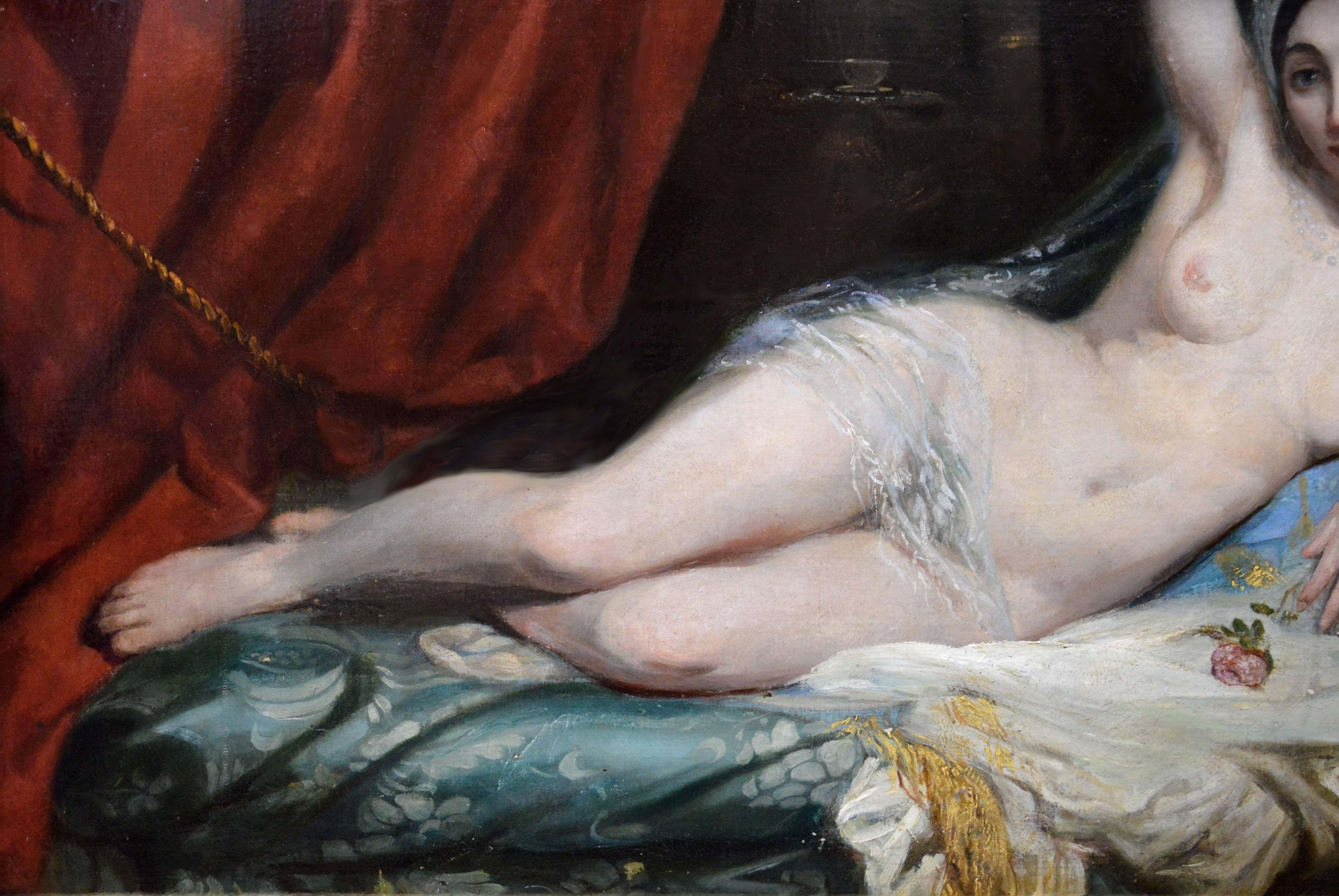 Il s'agit d'une belle huile sur toile du XIXe siècle représentant une jeune fille de harem ou une odalisque allongée dans un sérail oriental:: réalisée par un artiste du cercle du célèbre peintre français Henri Adrien Tanoux (1865-1923). Le tableau