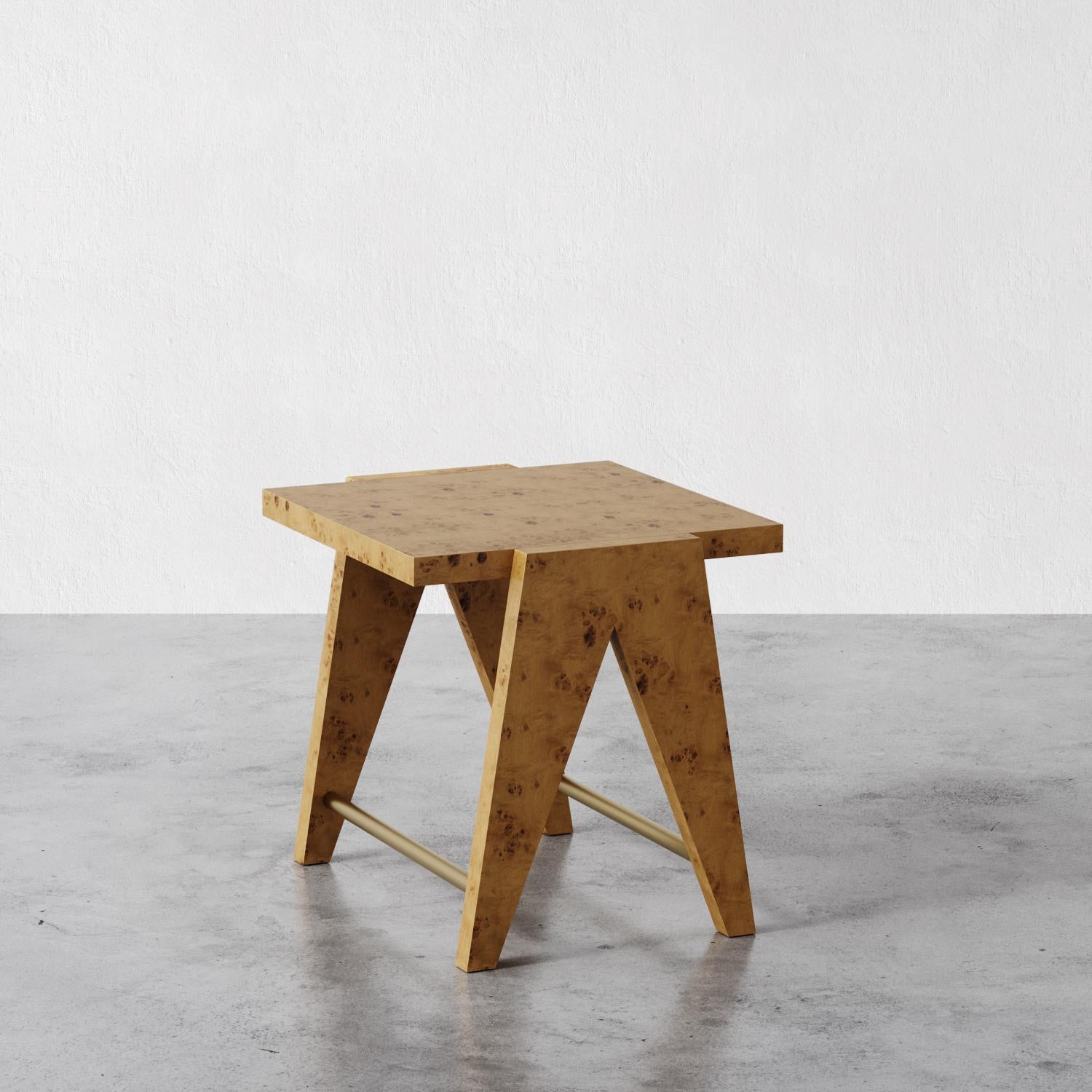 Der Beistelltisch Adrien besticht durch seine klare, moderne Silhouette, die an den Designmeister Pierre Jeanneret erinnert. Die atemberaubende Oberfläche aus Mappawurzelholz wird durch gealterte Messingakzente ergänzt, die das zeitlose Design