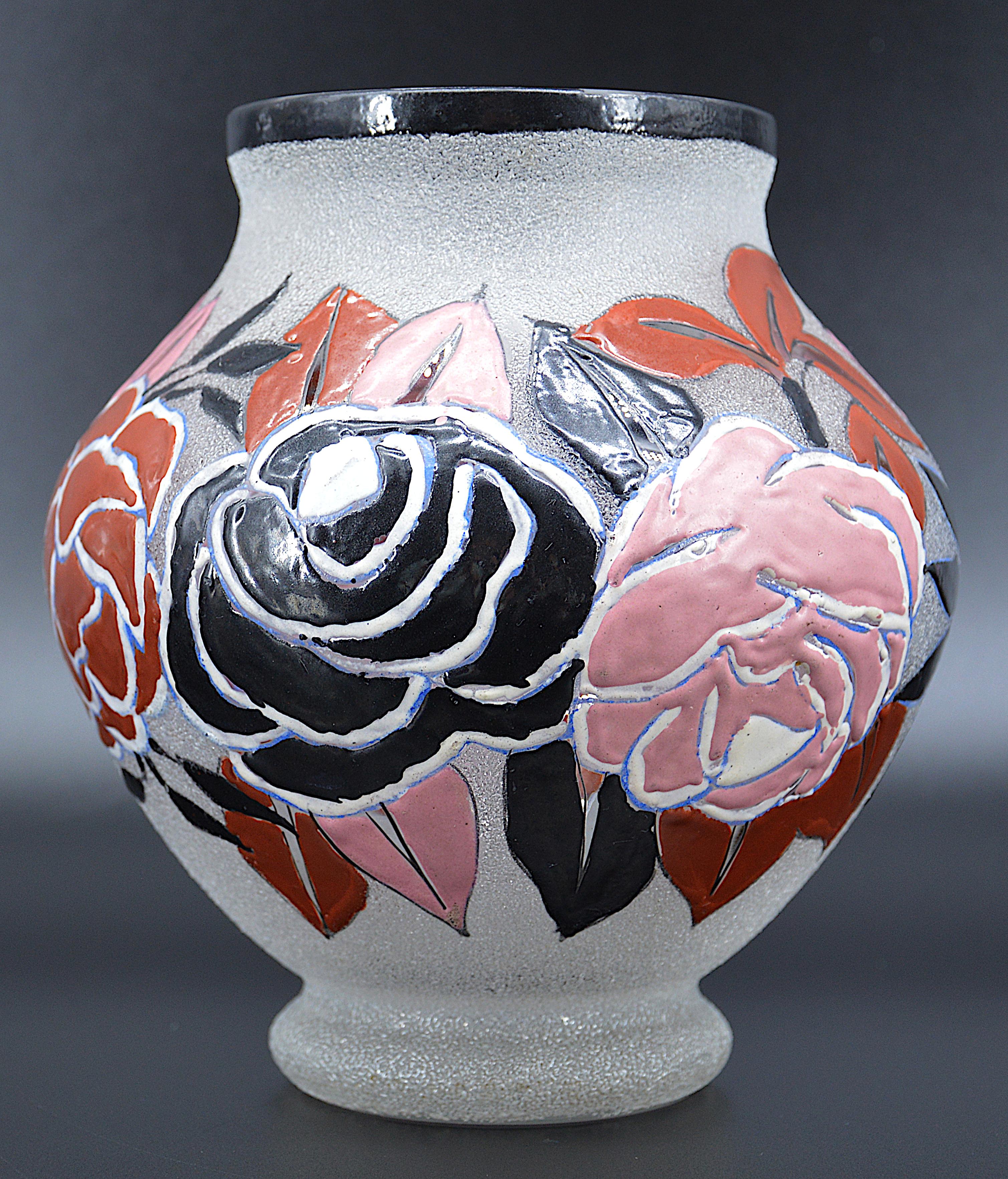 Vaso in vetro smaltato di Adrien Mazoyer (1887-1950), Moulins, Francia, anni Venti. Rare e ricche rose smaltate di grandi dimensioni. Dimensioni: altezza: 17,5 cm, diametro: 16,5 cm. Firmato 