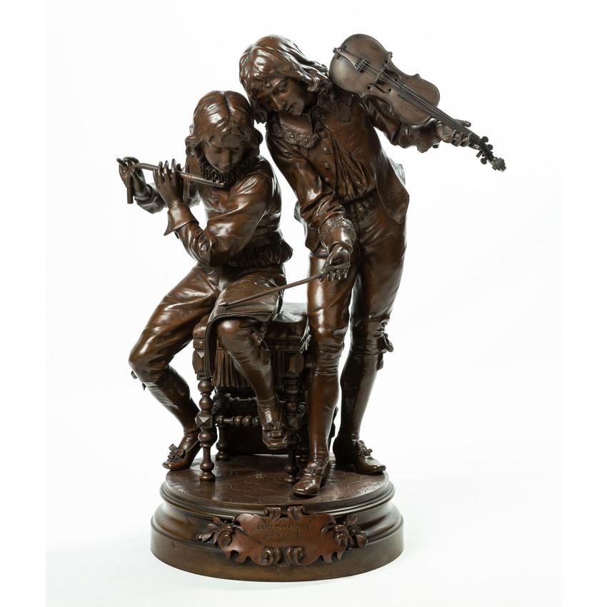 Cet exquis groupe en bronze patiné, "Duo Difficile", est l'œuvre du sculpteur français Adrien Étienne Gaudez (1845-1902). Datant de 1880, cette sculpture illustre la capacité exceptionnelle de Gaudez à capturer le mouvement et l'émotion dans le