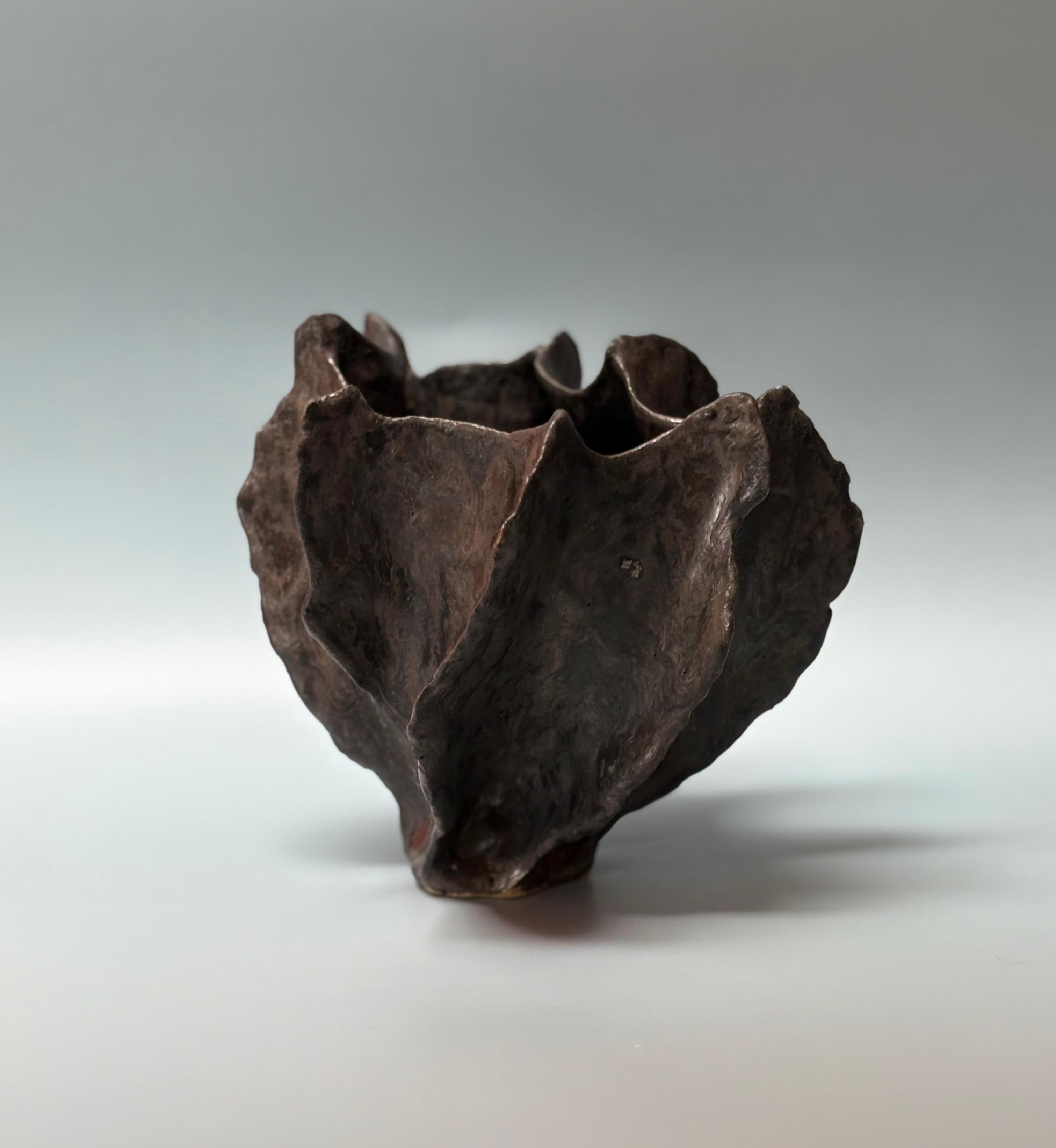Schwarzes Stehendes Gefäß aus Keramik Skulptur – Sculpture von Adrienne Fierman