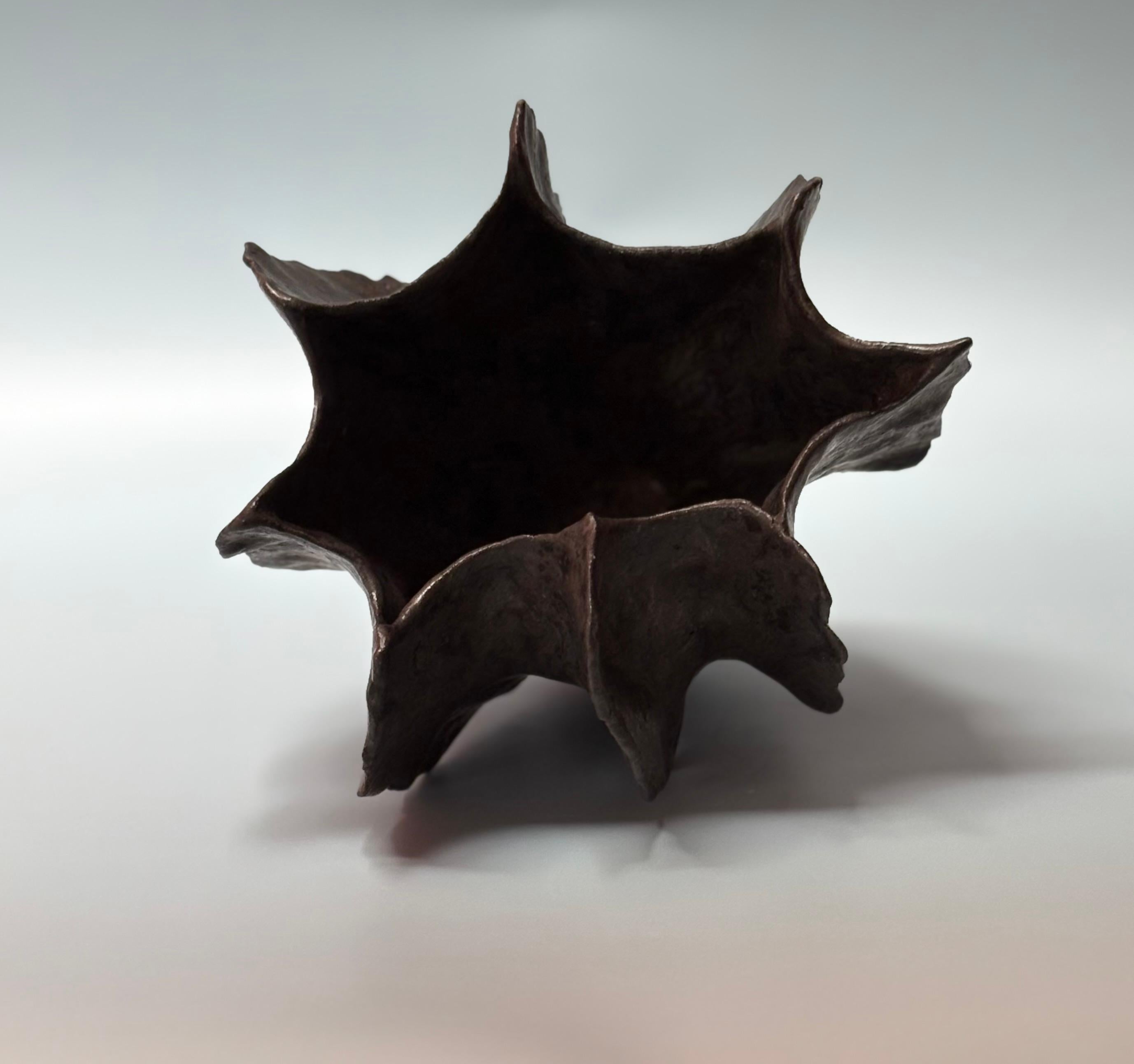 Schwarzes Stehendes Gefäß aus Keramik Skulptur (Abstrakt), Sculpture, von Adrienne Fierman