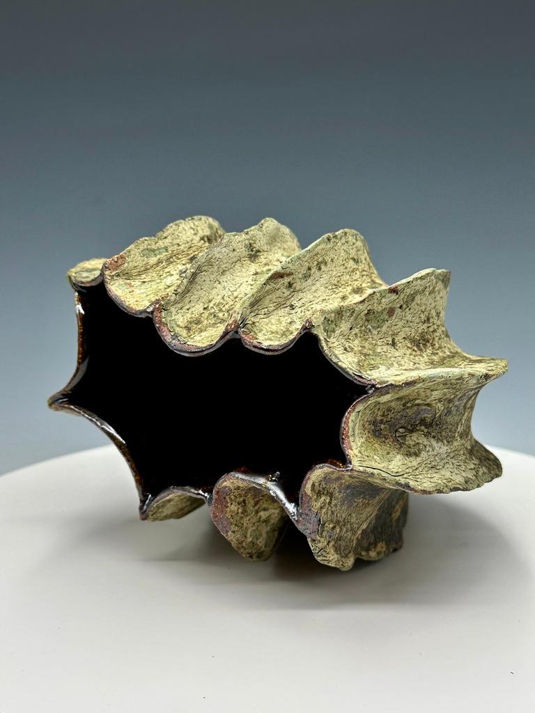 Scultura in ceramica Greene & Greene & Greene & Greene, un recipiente in ceramica - Sculpture di Adrienne Fierman