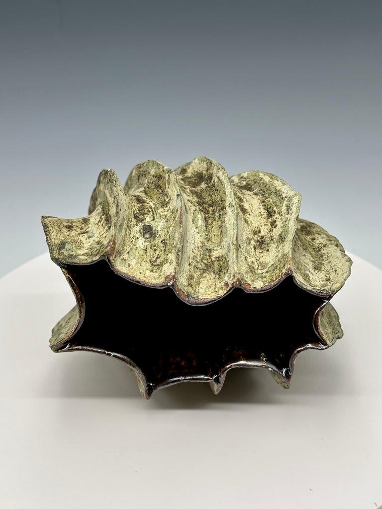 Grüner Seapod Keramik Gefäß Skulptur (Abstrakt), Sculpture, von Adrienne Fierman