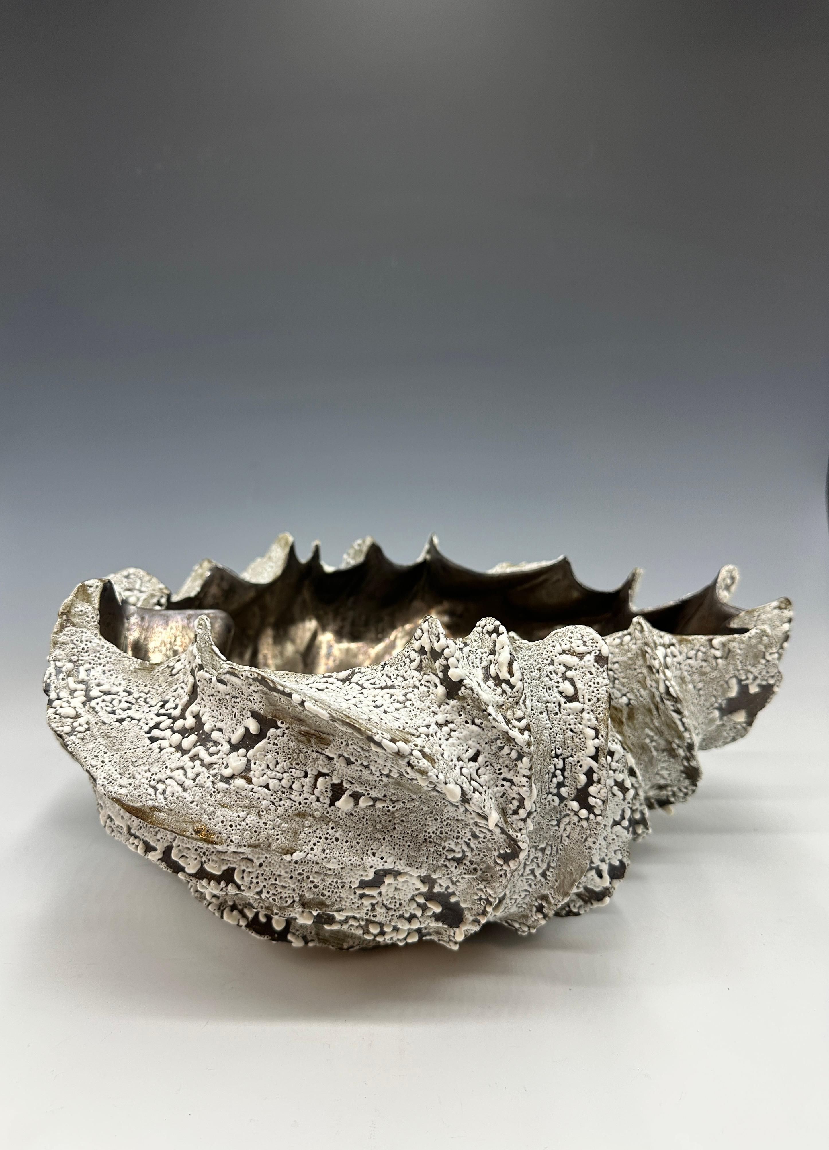 Organische geriffelte Keramikschale Skulptur (Abstrakt), Sculpture, von Adrienne Fierman