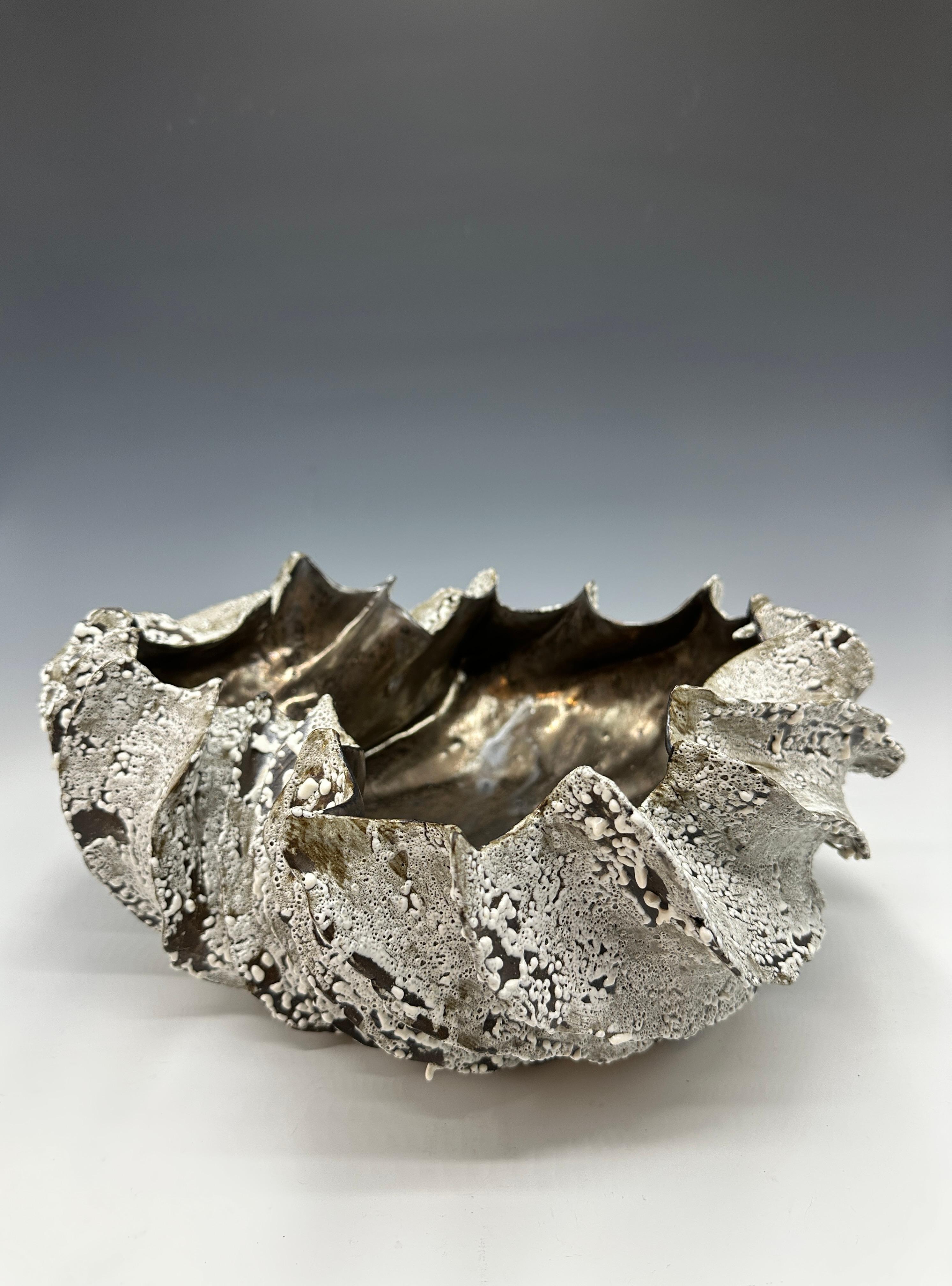 Organische geriffelte Keramikschale Skulptur (Grau), Abstract Sculpture, von Adrienne Fierman