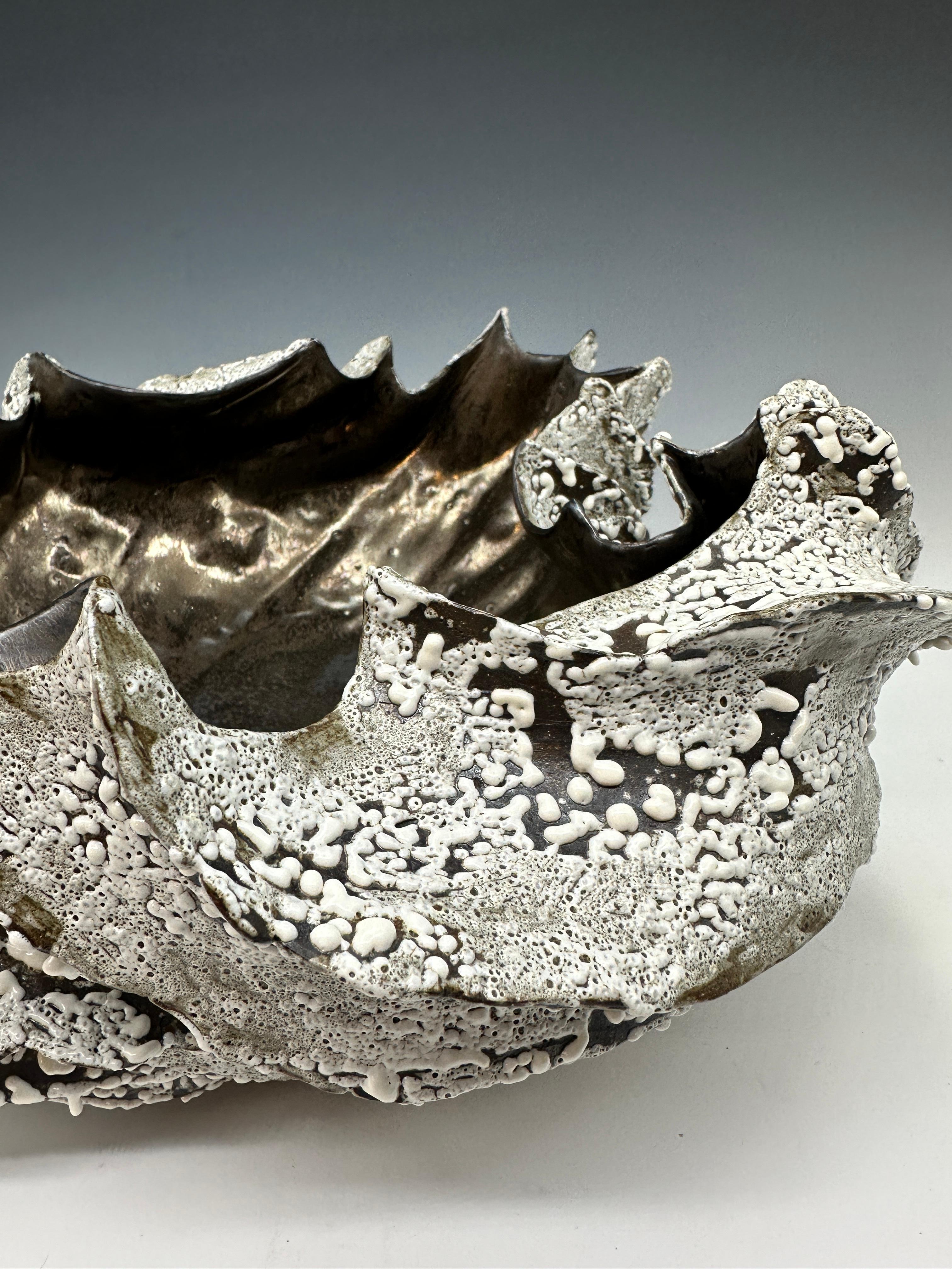 Organische geriffelte Keramikschale Skulptur
Abmessungen: 16 x 14 x 14 Zoll
Dunkles Feinsteinzeug, innen bronzefarben glasiert

Handgefertigte Keramikskulptur mit dunkler Bronzeglasur im Inneren. Die Organic Fluted Ceramic Bowl von Adrienne Fierman