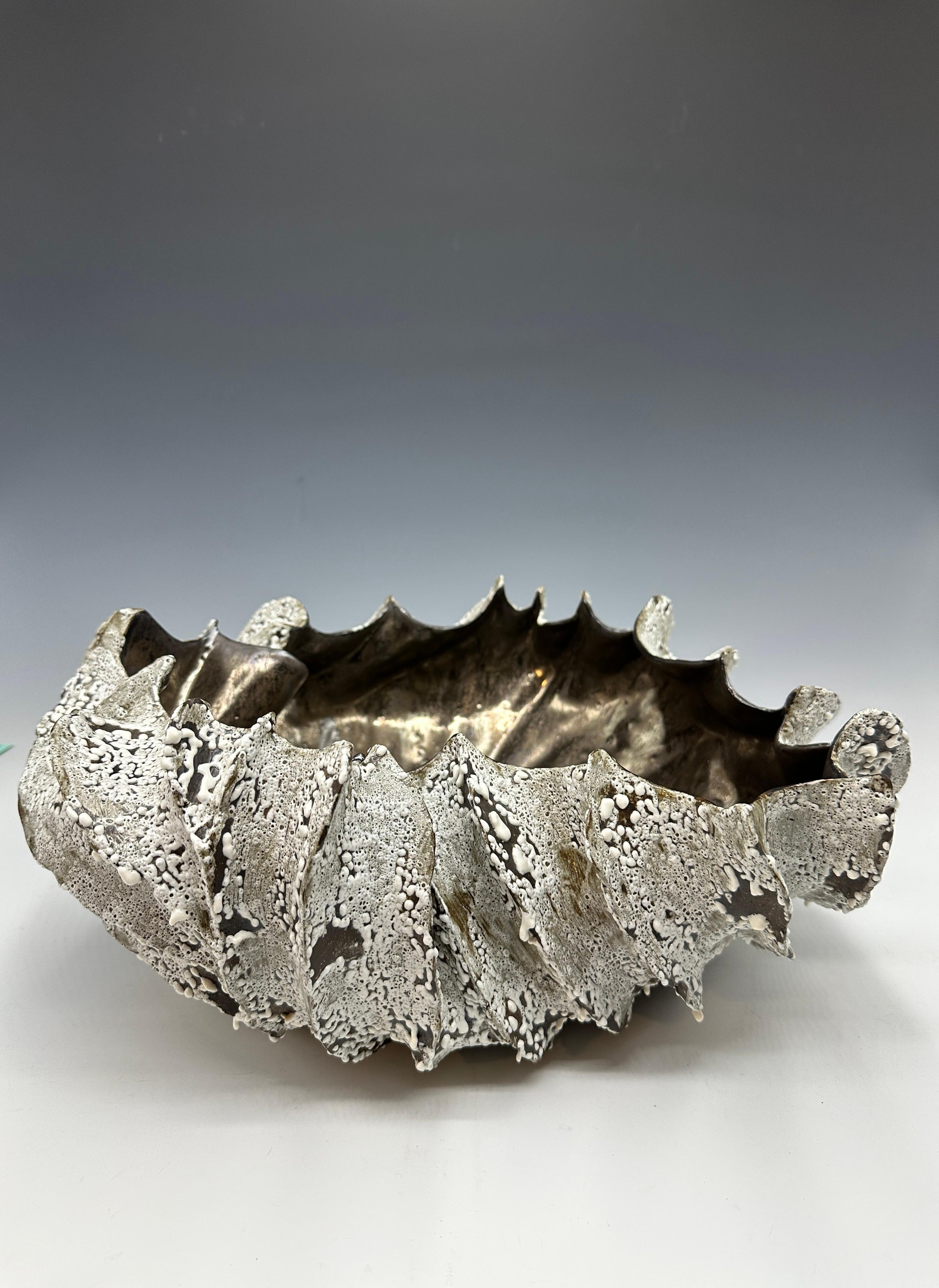 Organische geriffelte Keramikschale Skulptur im Angebot 1