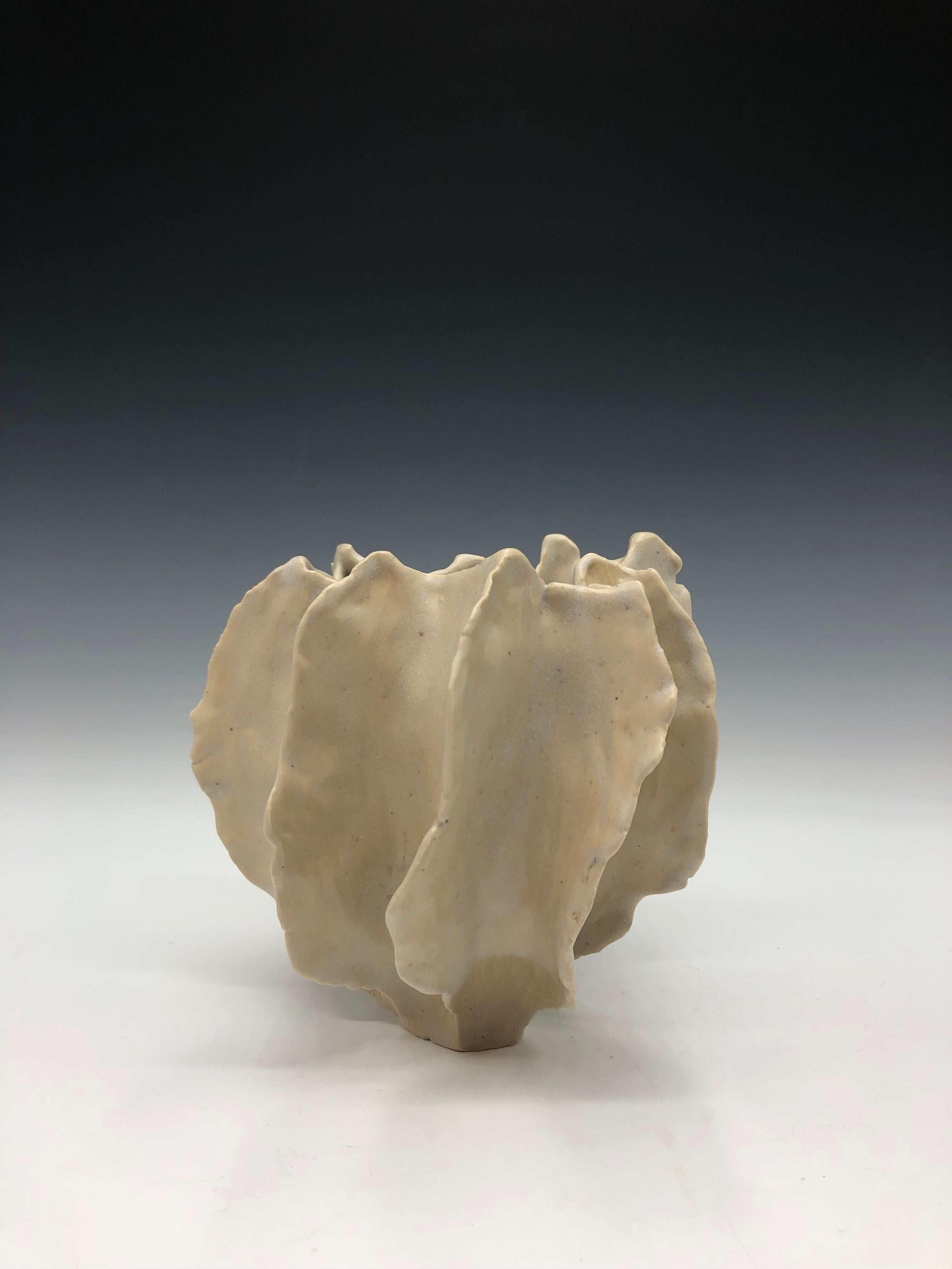 Scultura in ceramica a forma di baccello in piedi Whiting - Sculpture di Adrienne Fierman