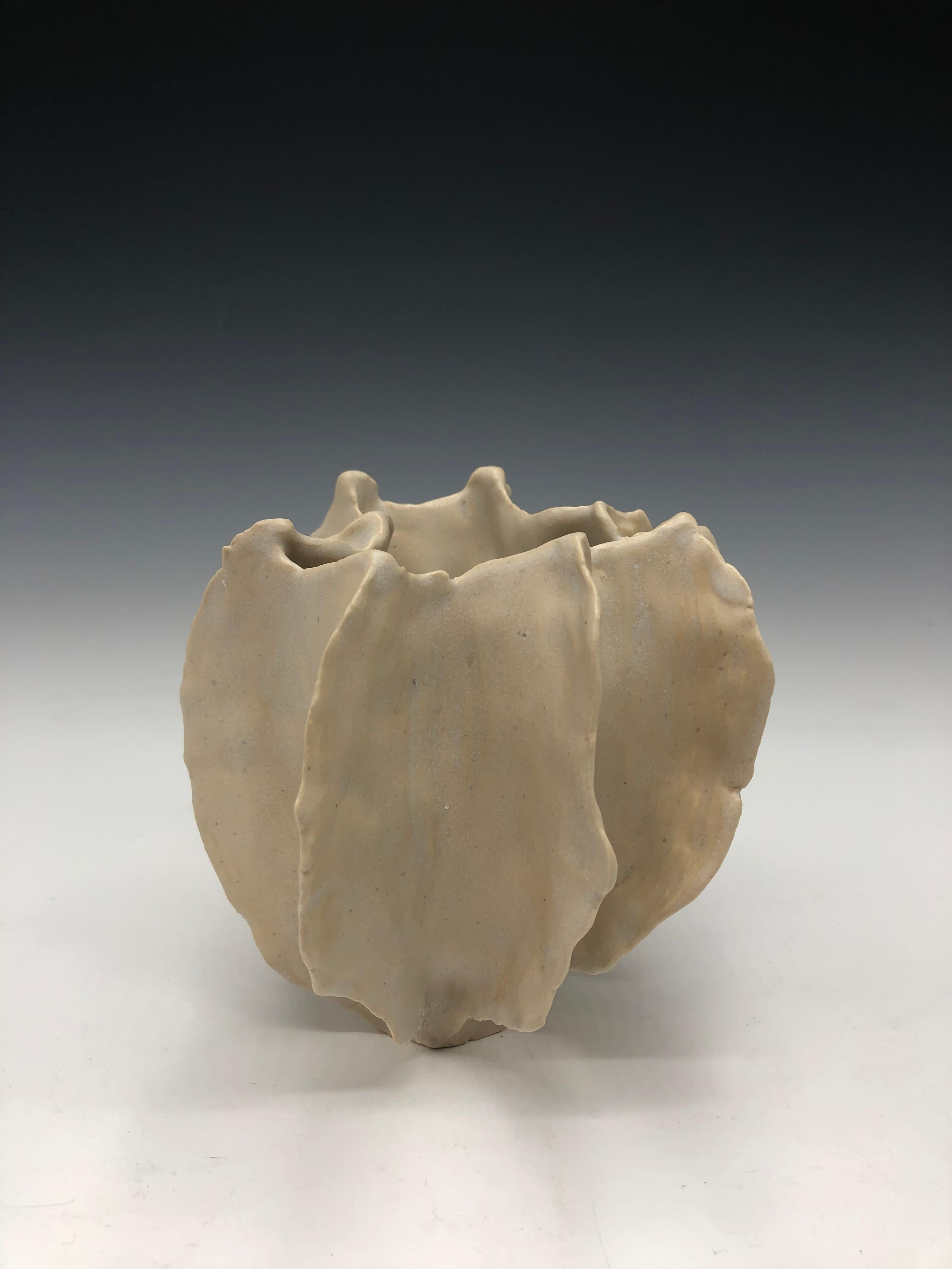 Scultura in ceramica a forma di baccello in piedi Whiting - Sculpture Astratto di Adrienne Fierman