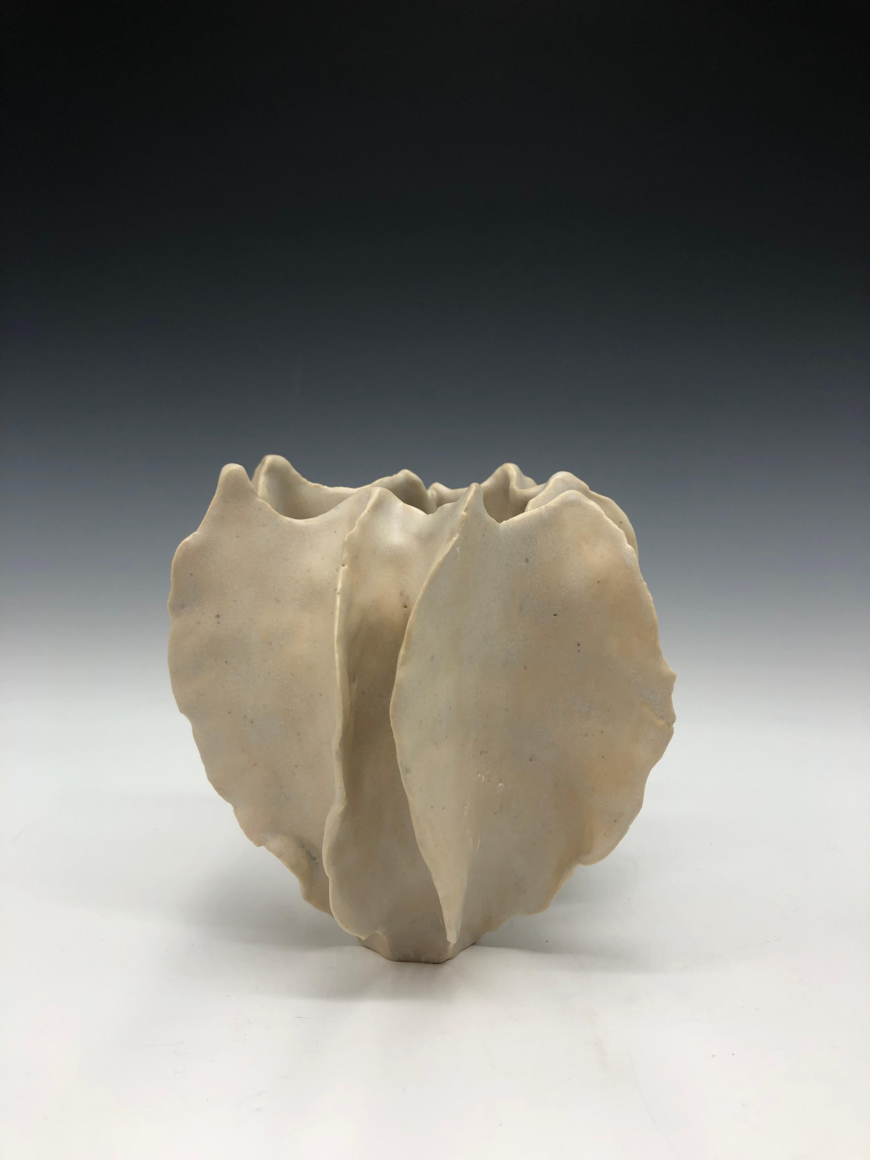 Scultura in ceramica a forma di baccello in piedi Whiting - Abstract Sculpture Nero di Adrienne Fierman