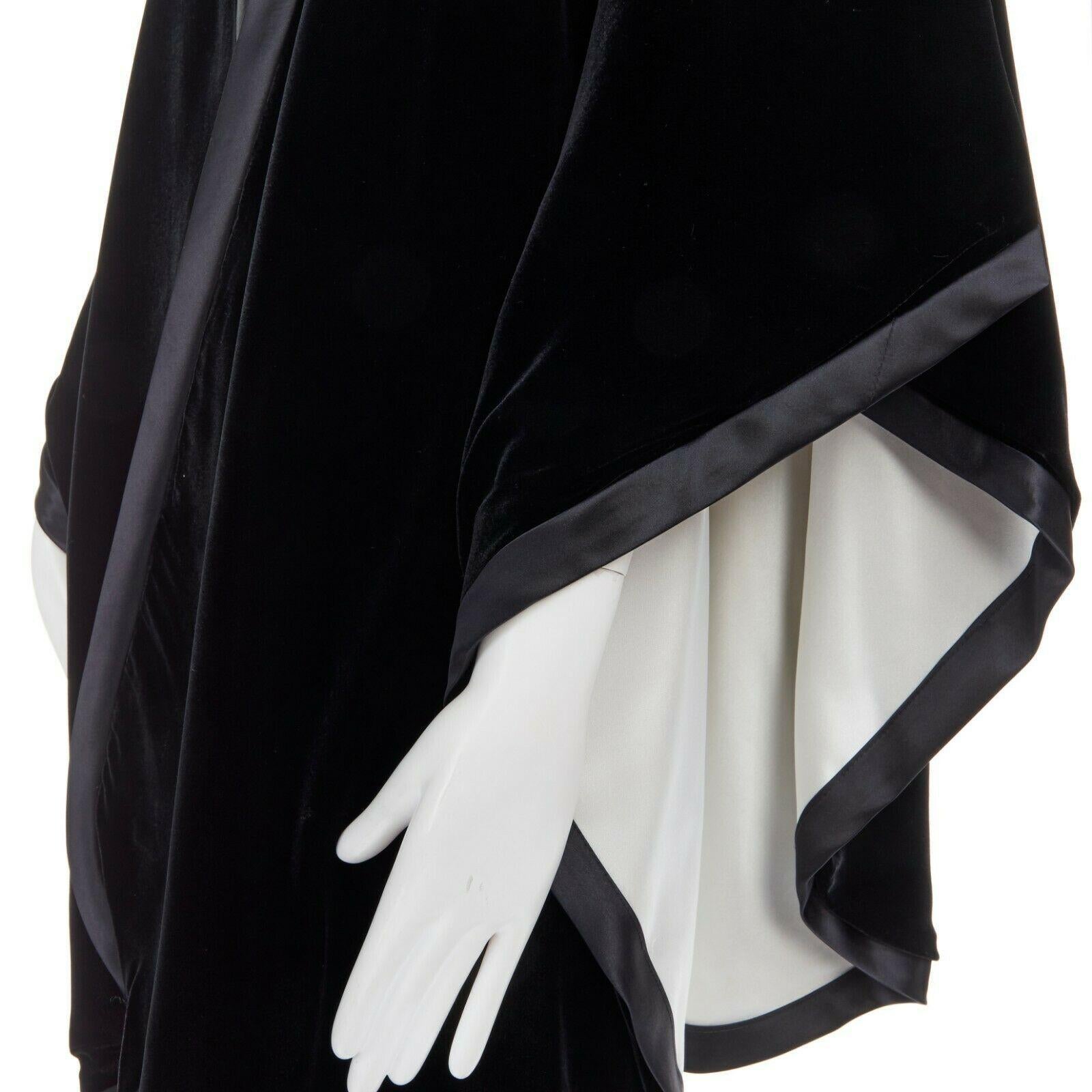 ADRIENNE LANDAU black velvet white silk lined cape poncho shawl jacket

ADRIENNE LANDAUBlack velvet outer. Satin trimming along edges. Silk lining. Cape poncho shawl.

CONDITION
Very good, this item was pre-owned and is in very good condition. There