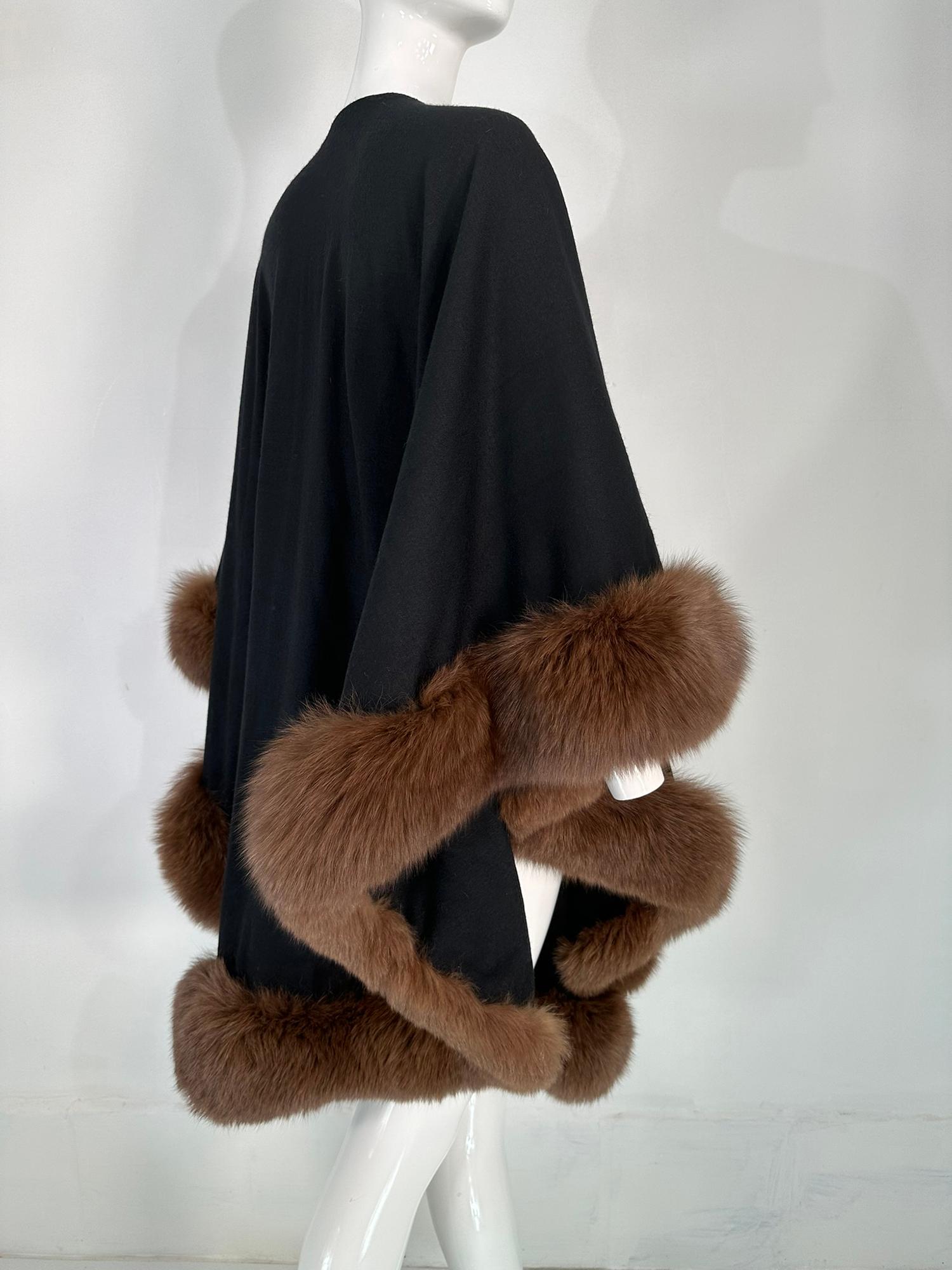 Adrienne Landau, cape/châle en maille de laine noire bordée de zibeline des années 1990 en vente 6