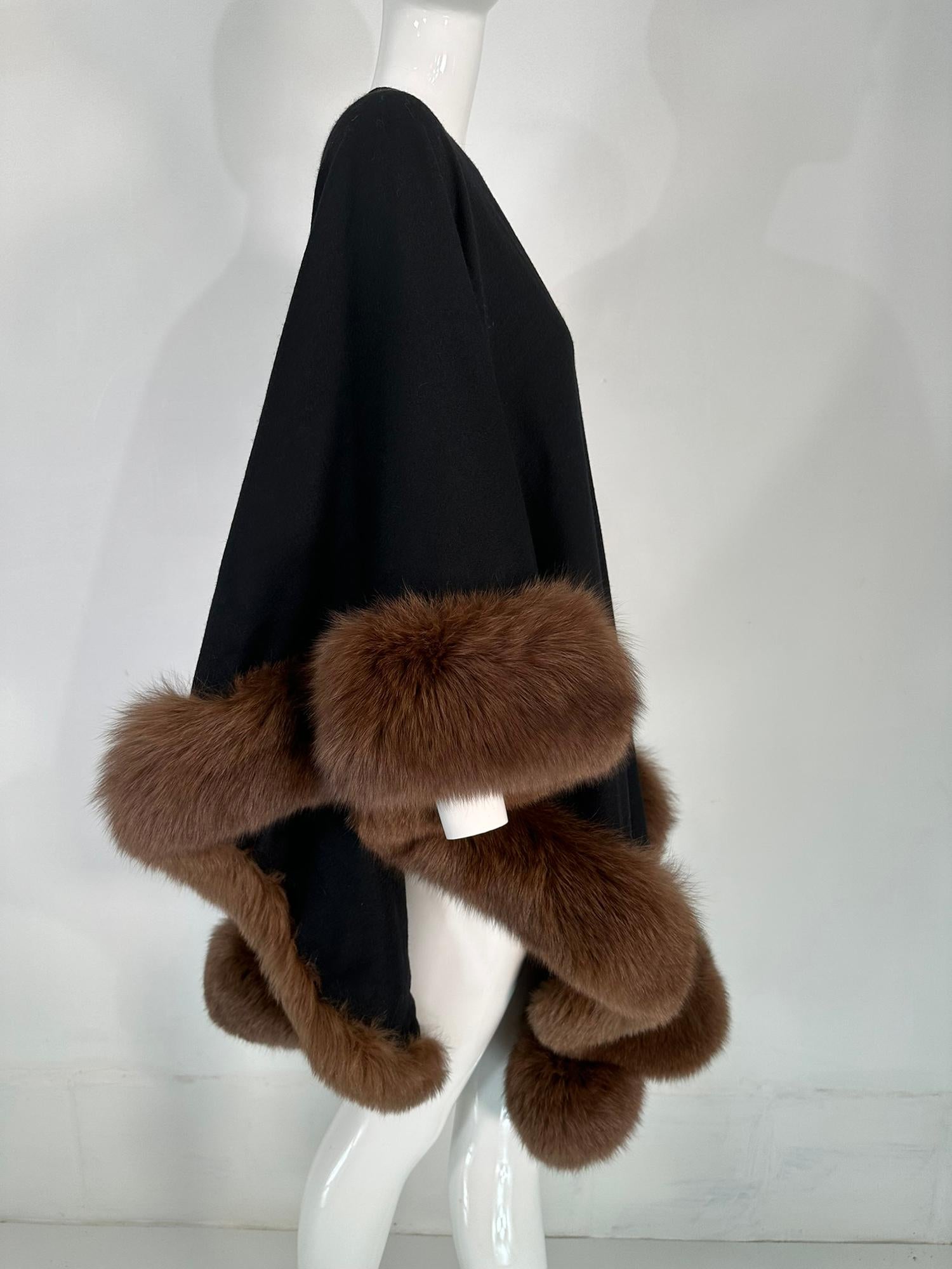 Adrienne Landau, cape/châle en maille de laine noire bordée de zibeline des années 1990 en vente 7