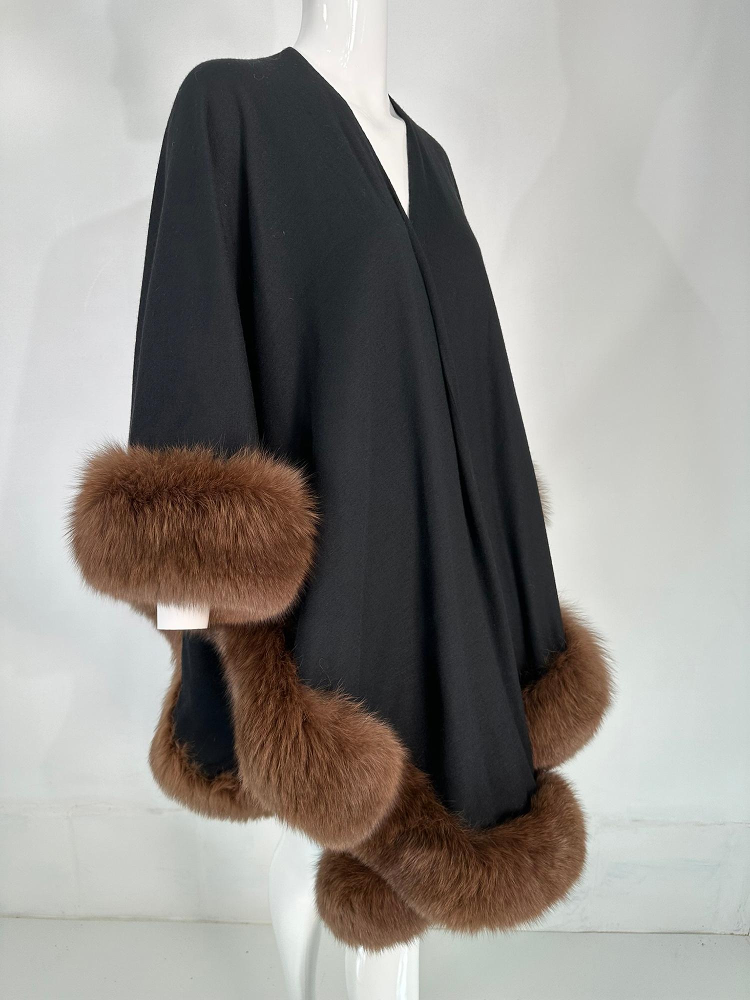 Adrienne Landau, cape/châle en maille de laine noire bordée de zibeline des années 1990 en vente 8