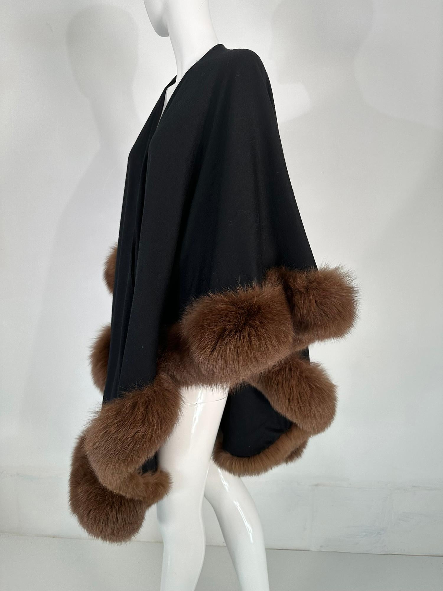 Adrienne Landau, cape/châle en maille de laine noire bordée de zibeline des années 1990 Unisexe en vente