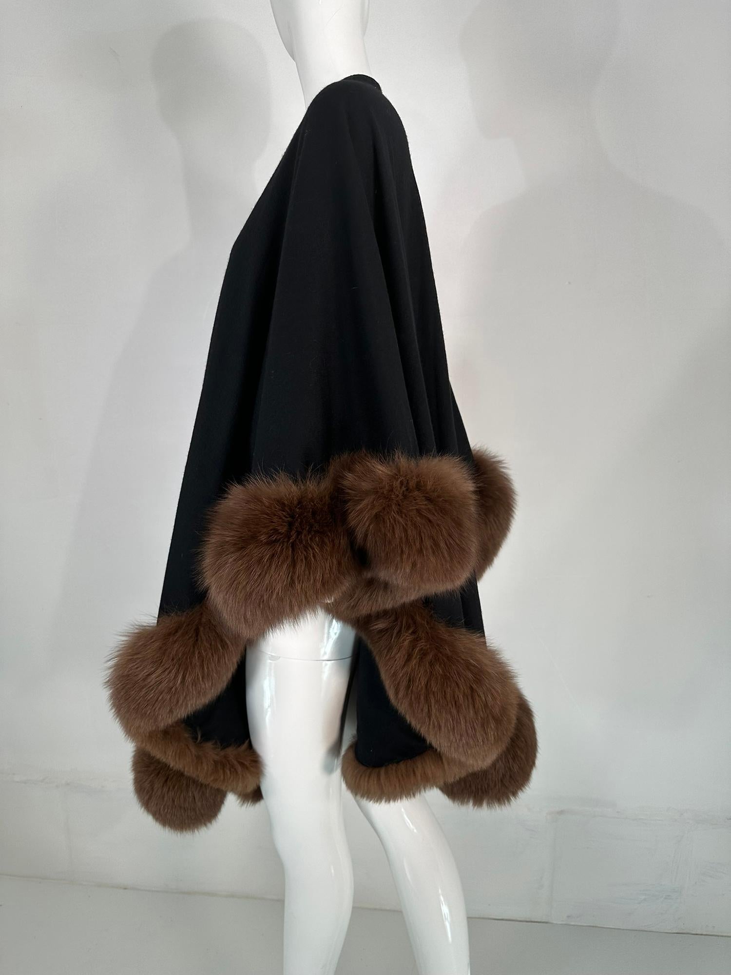 Adrienne Landau, cape/châle en maille de laine noire bordée de zibeline des années 1990 en vente 1