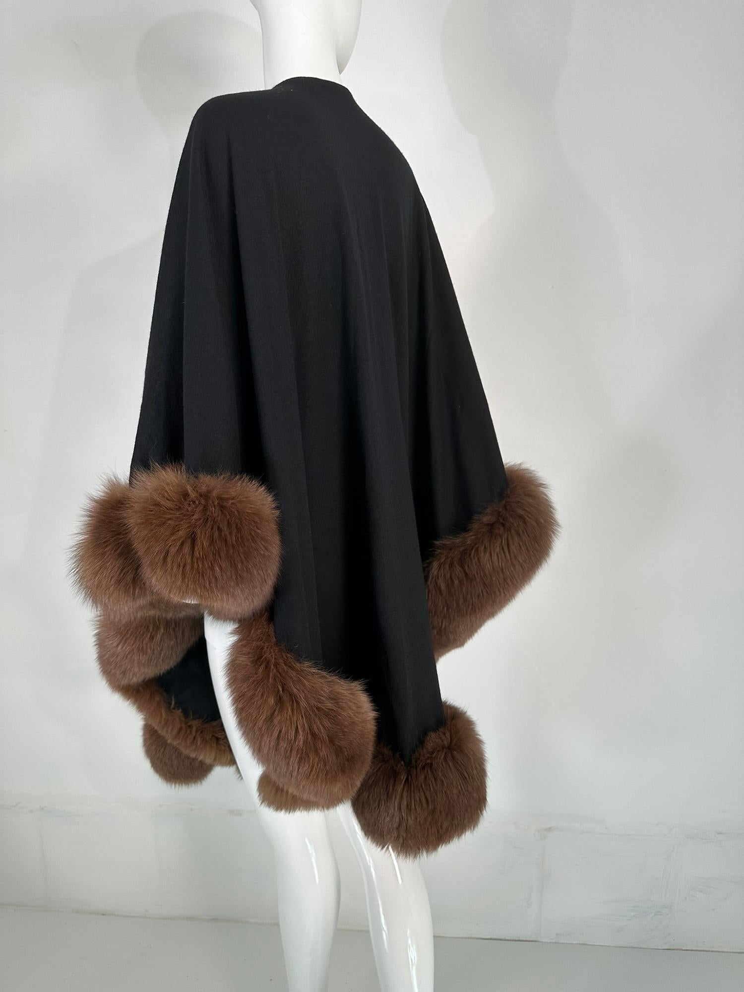 Adrienne Landau, cape/châle en maille de laine noire bordée de zibeline des années 1990 en vente 2
