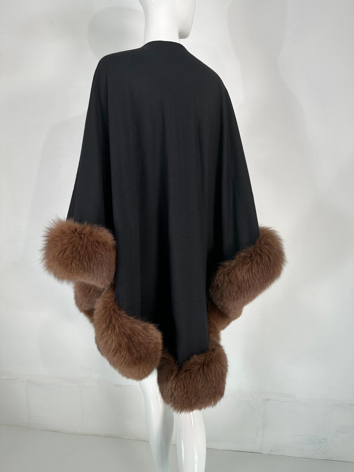 Adrienne Landau, cape/châle en maille de laine noire bordée de zibeline des années 1990 en vente 3