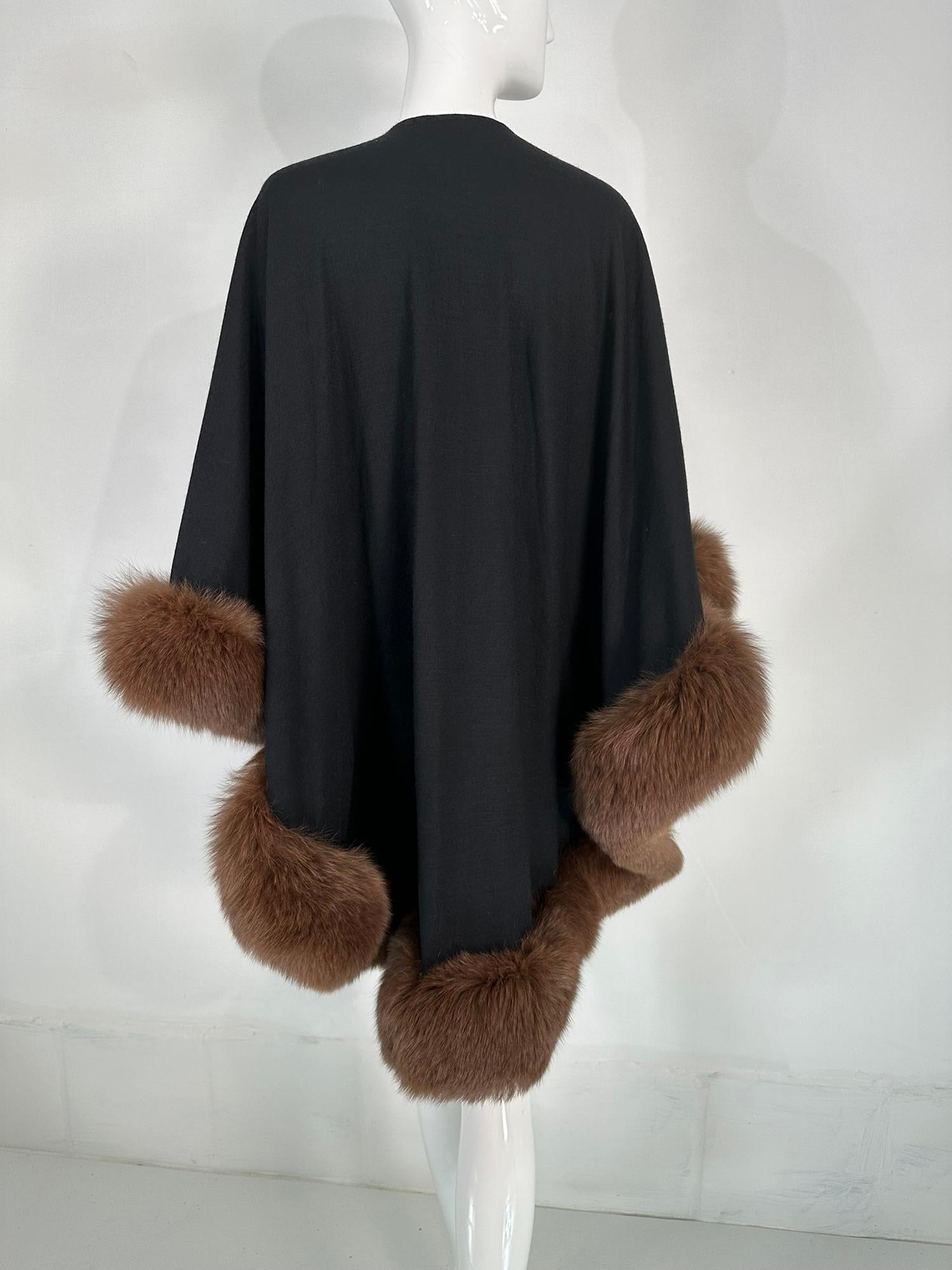 Adrienne Landau, cape/châle en maille de laine noire bordée de zibeline des années 1990 en vente 4