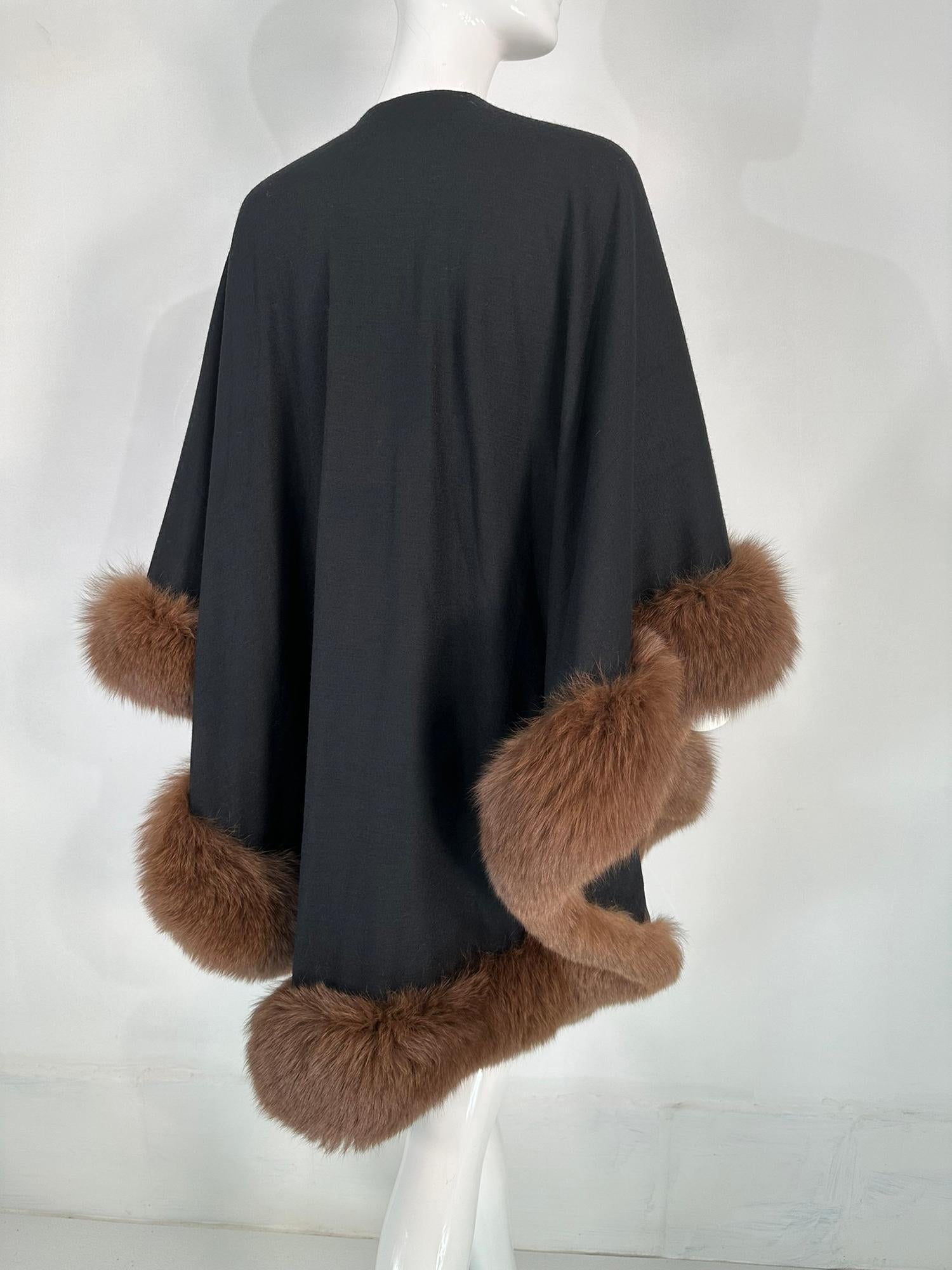 Adrienne Landau, cape/châle en maille de laine noire bordée de zibeline des années 1990 en vente 5