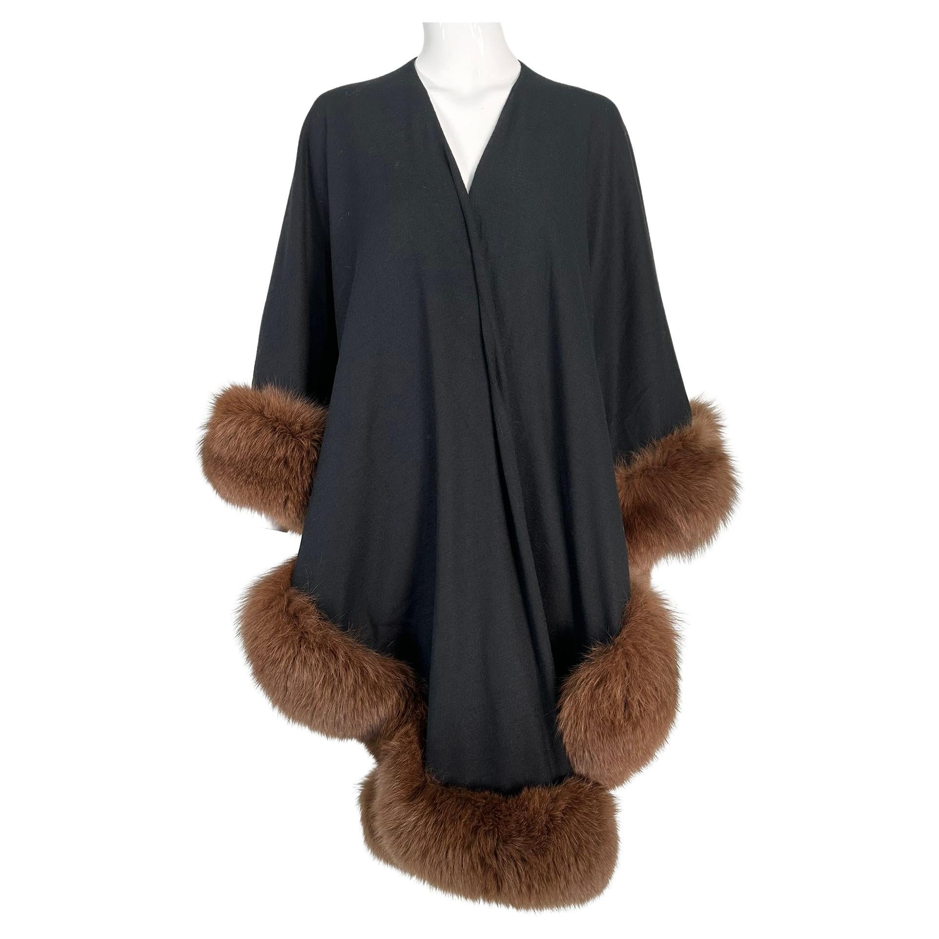 Adrienne Landau, cape/châle en maille de laine noire bordée de zibeline des années 1990 en vente