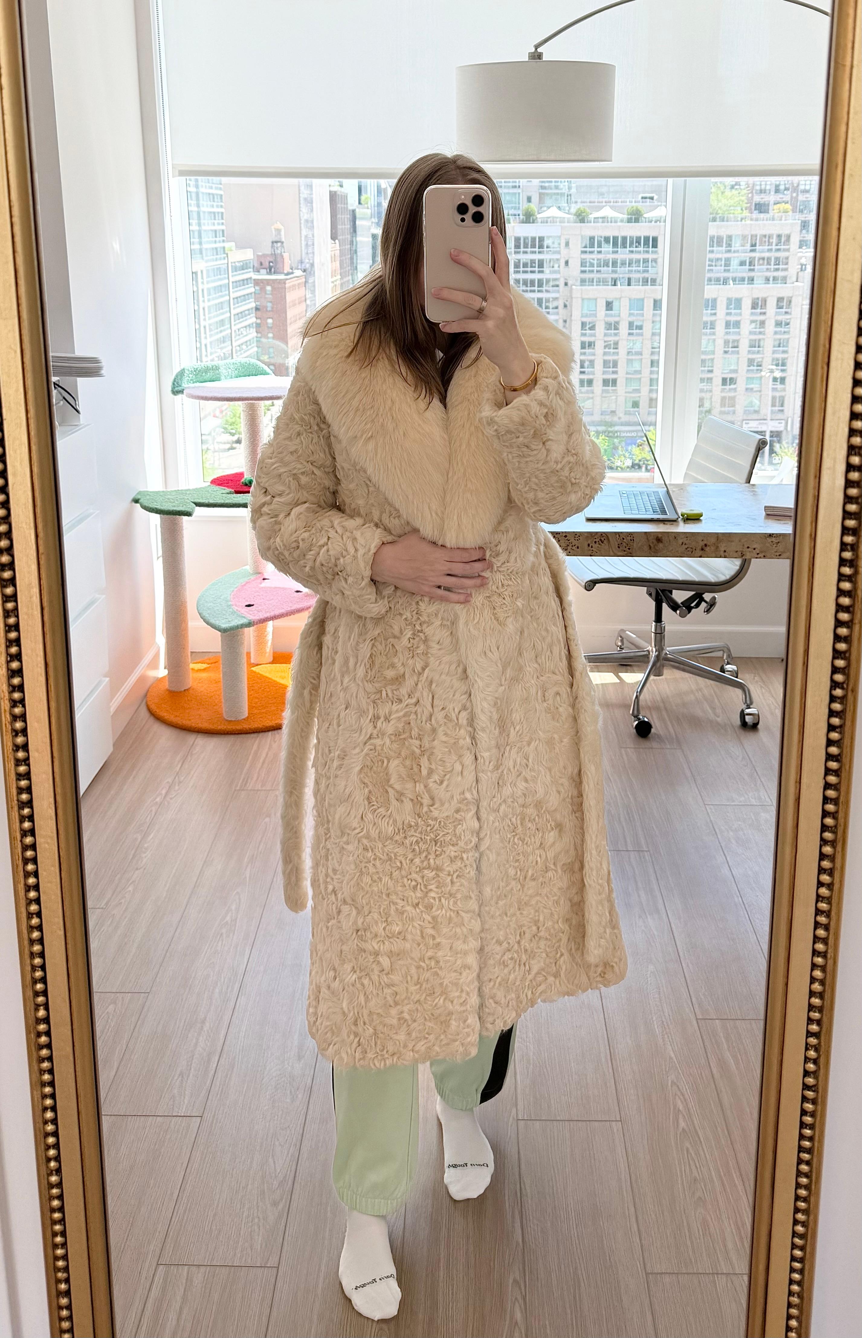 REAL FUR USA ONLY
Do not purchase if you are outside of the USA, fur cannot ship international
Adrienne Landau
Vintage
Vanilla Beige
Curly lamb with Fox fur trim
Super plush
Removable belt
2 hidden side slit pockets
3 hidden hook closures
Size