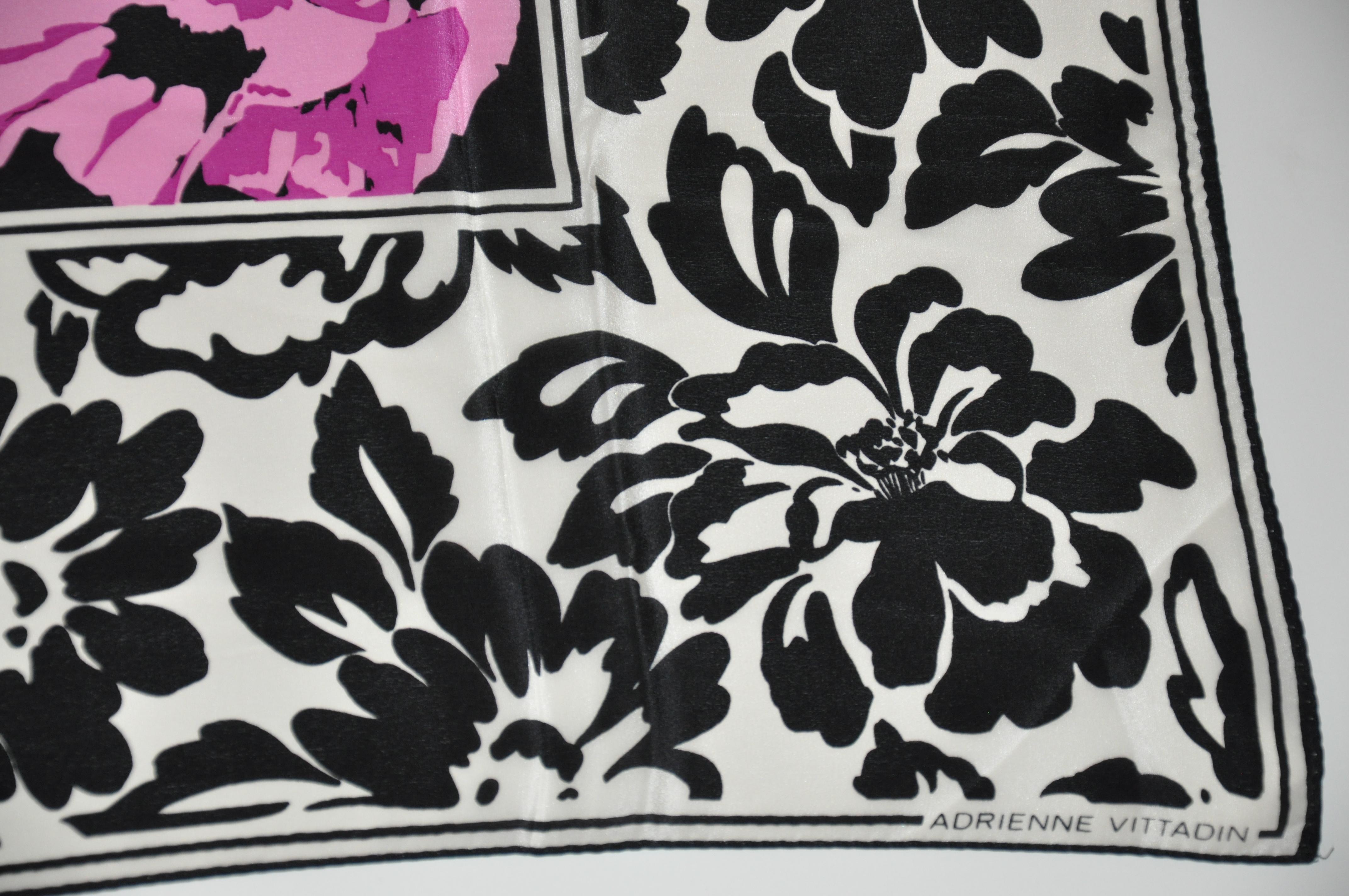 Gris Adrienne Vittadini Écharpe en soie à bordures florales noires et blanches élégantes en vente