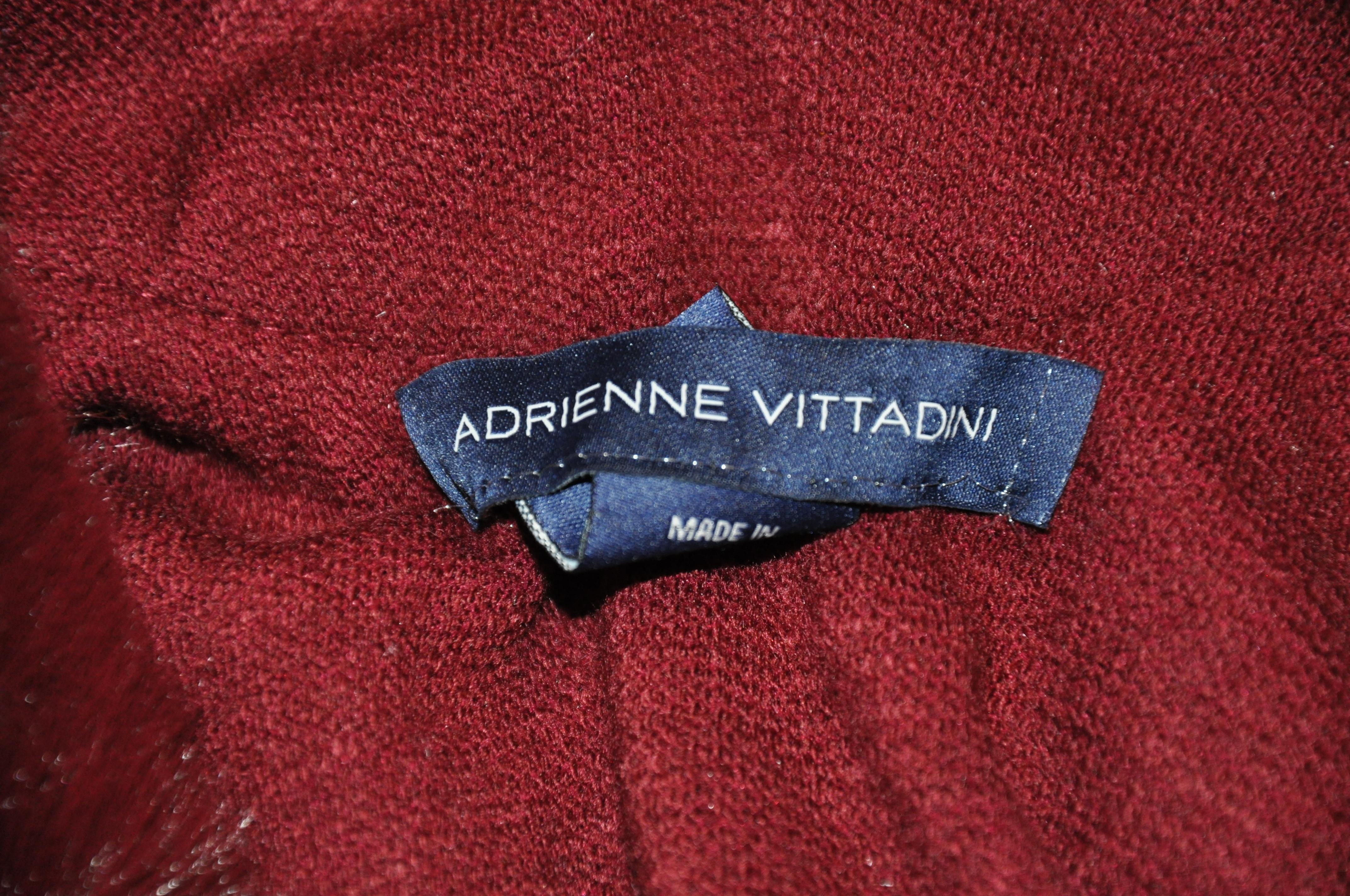    Le luxueux poncho de soirée Adrienne Vittadini, de couleur bordeaux profond, accentué de fausse fourrure, mesure 33 cm de longueur totale. La largeur totale en travers mesure 42 pouces. Le devant a une fermeture cachée 