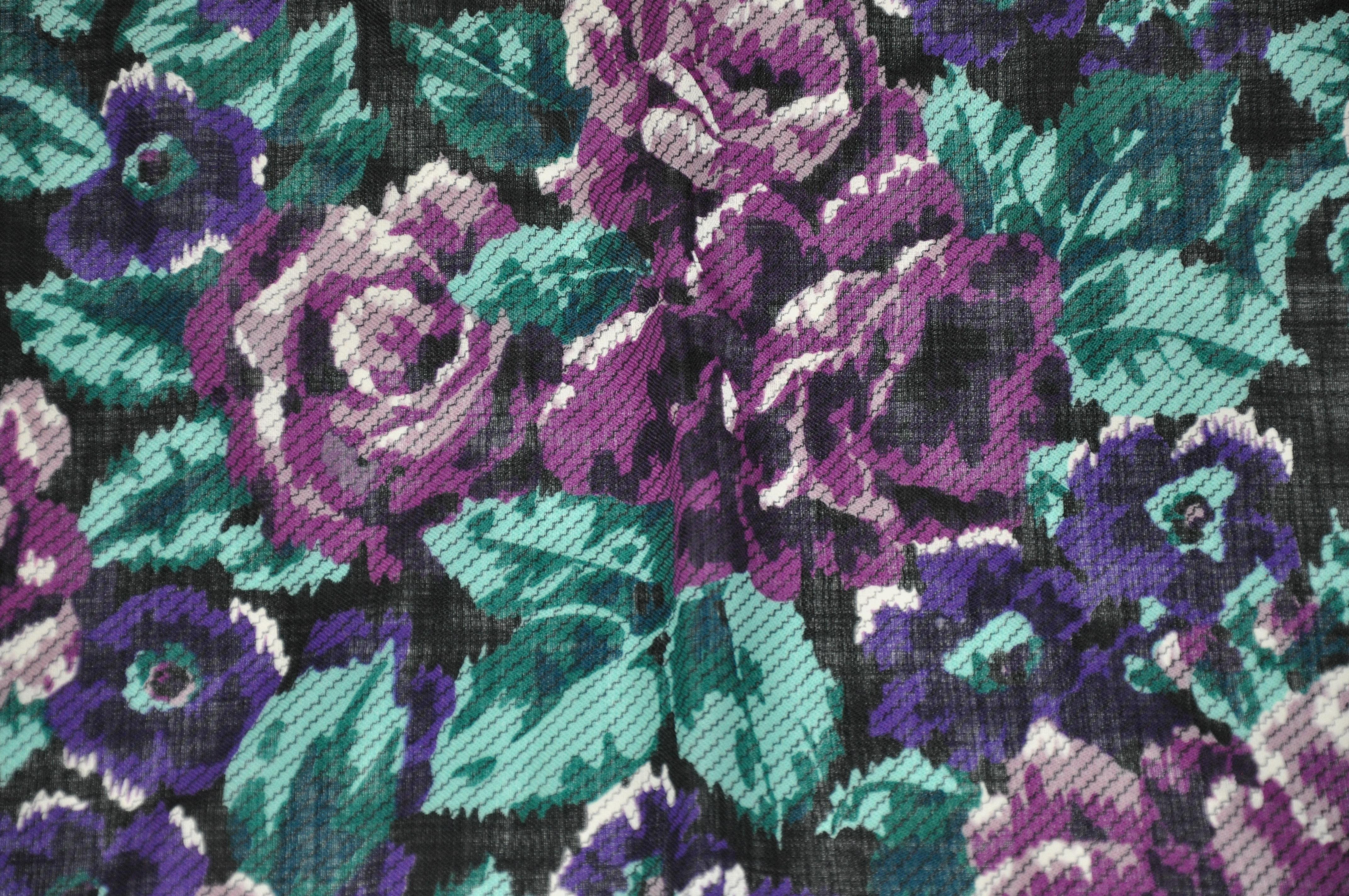 Noir Adrienne Vittadini « Violet & White Floral » - Challis et soie en laine à franges  Foulard écharpe en vente