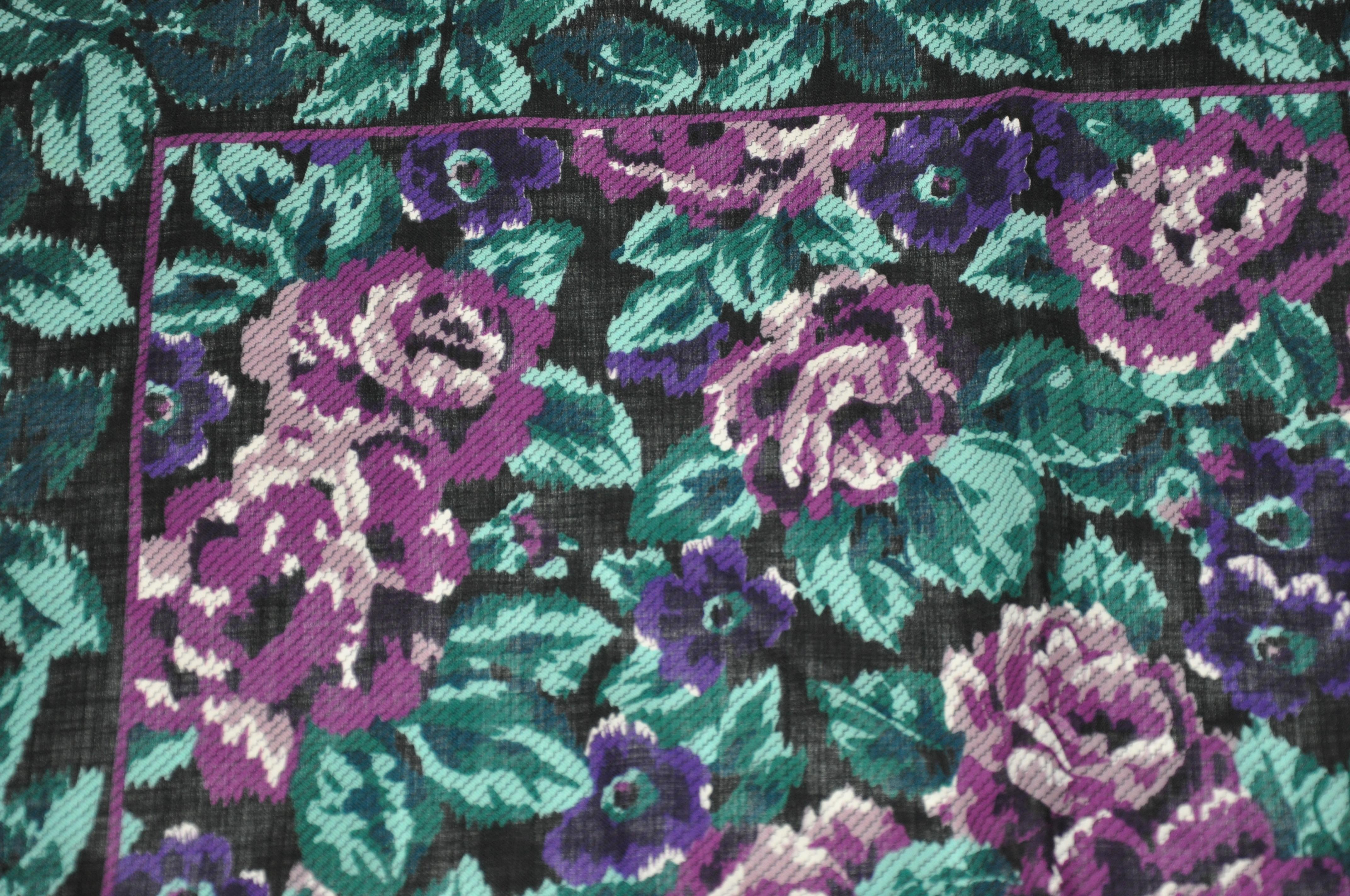 Adrienne Vittadini « Violet & White Floral » - Challis et soie en laine à franges  Foulard écharpe Bon état - En vente à New York, NY