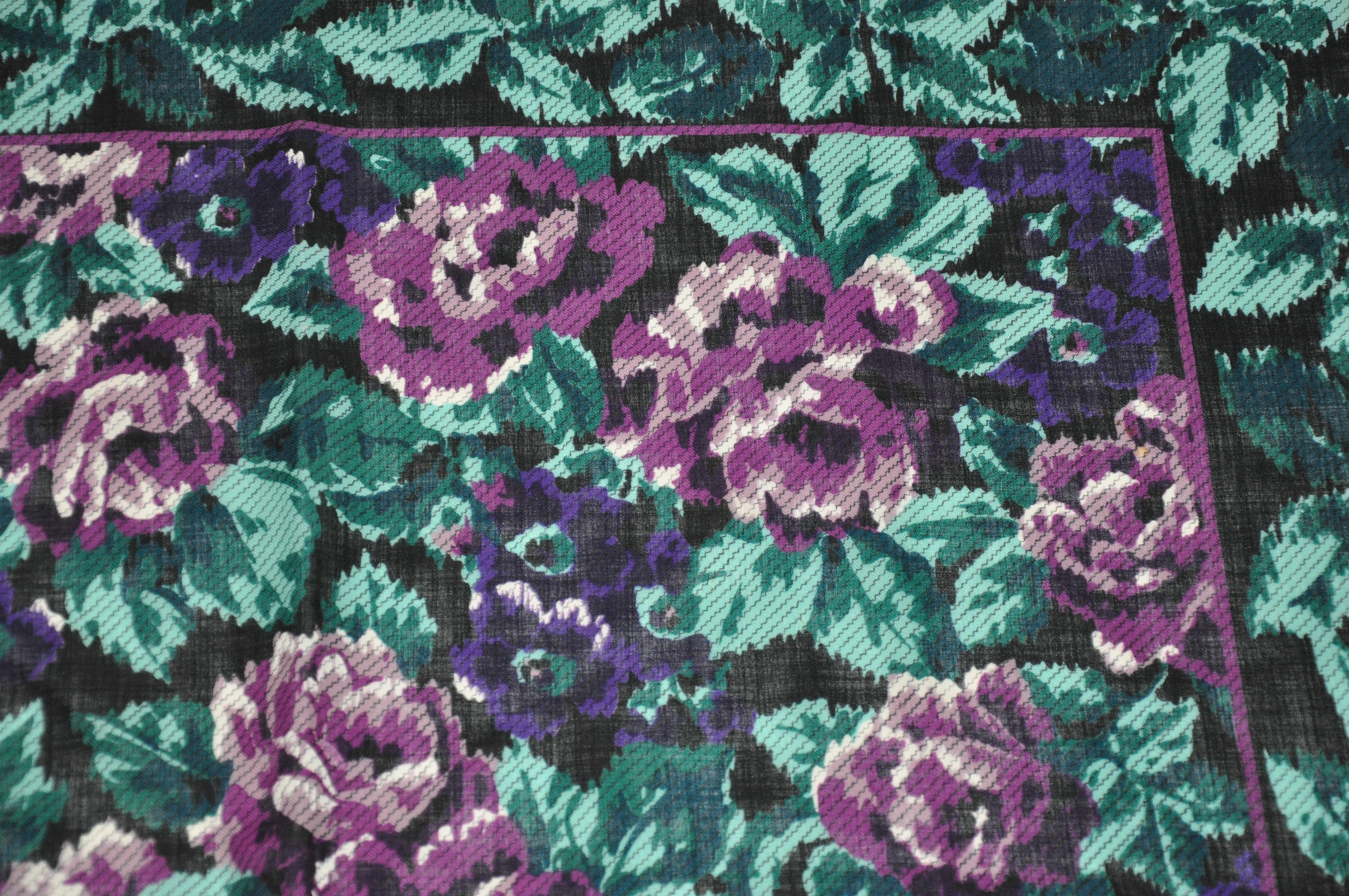 Adrienne Vittadini « Violet & White Floral » - Challis et soie en laine à franges  Foulard écharpe Unisexe en vente