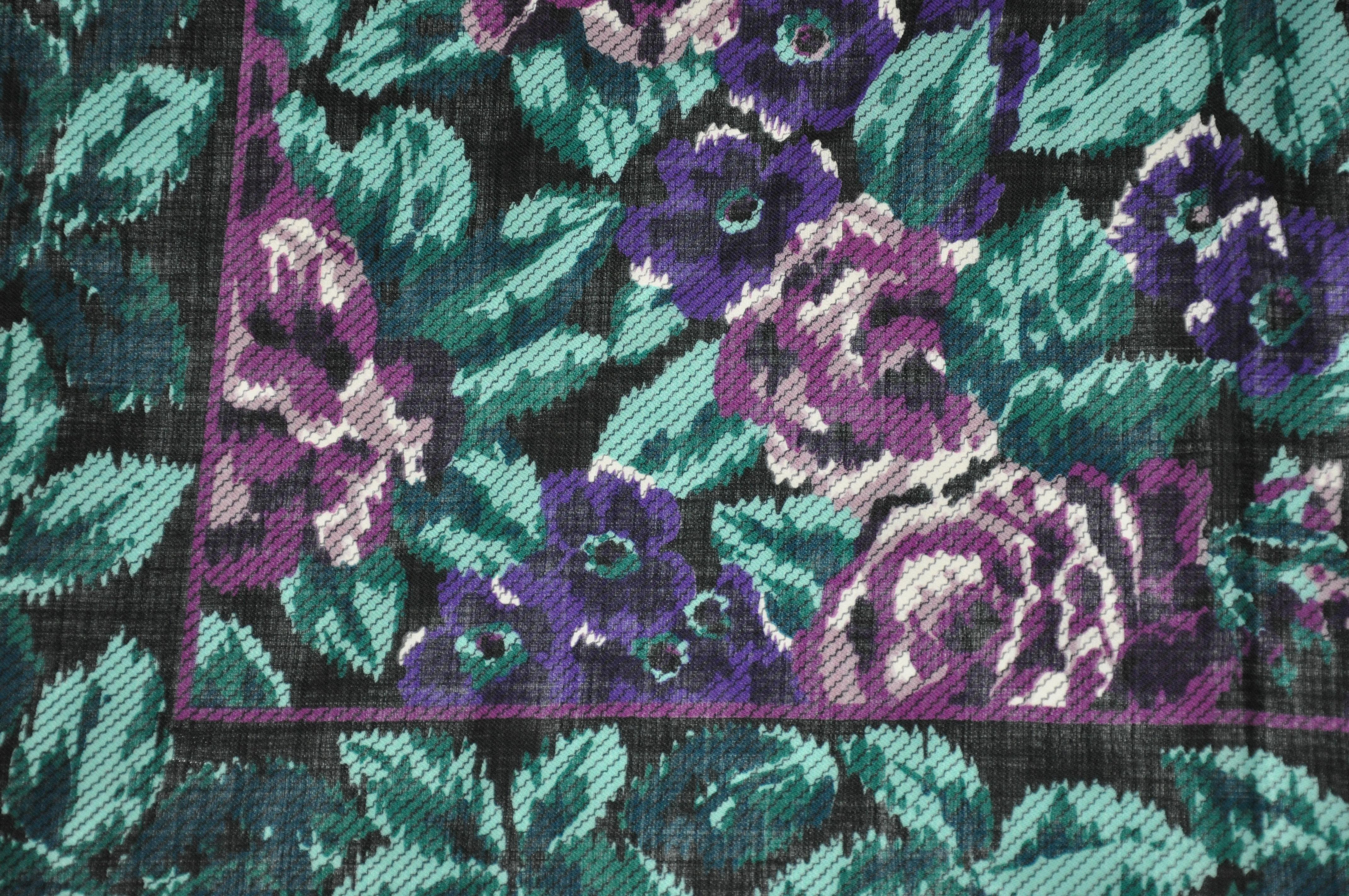 Adrienne Vittadini « Violet & White Floral » - Challis et soie en laine à franges  Foulard écharpe en vente 2