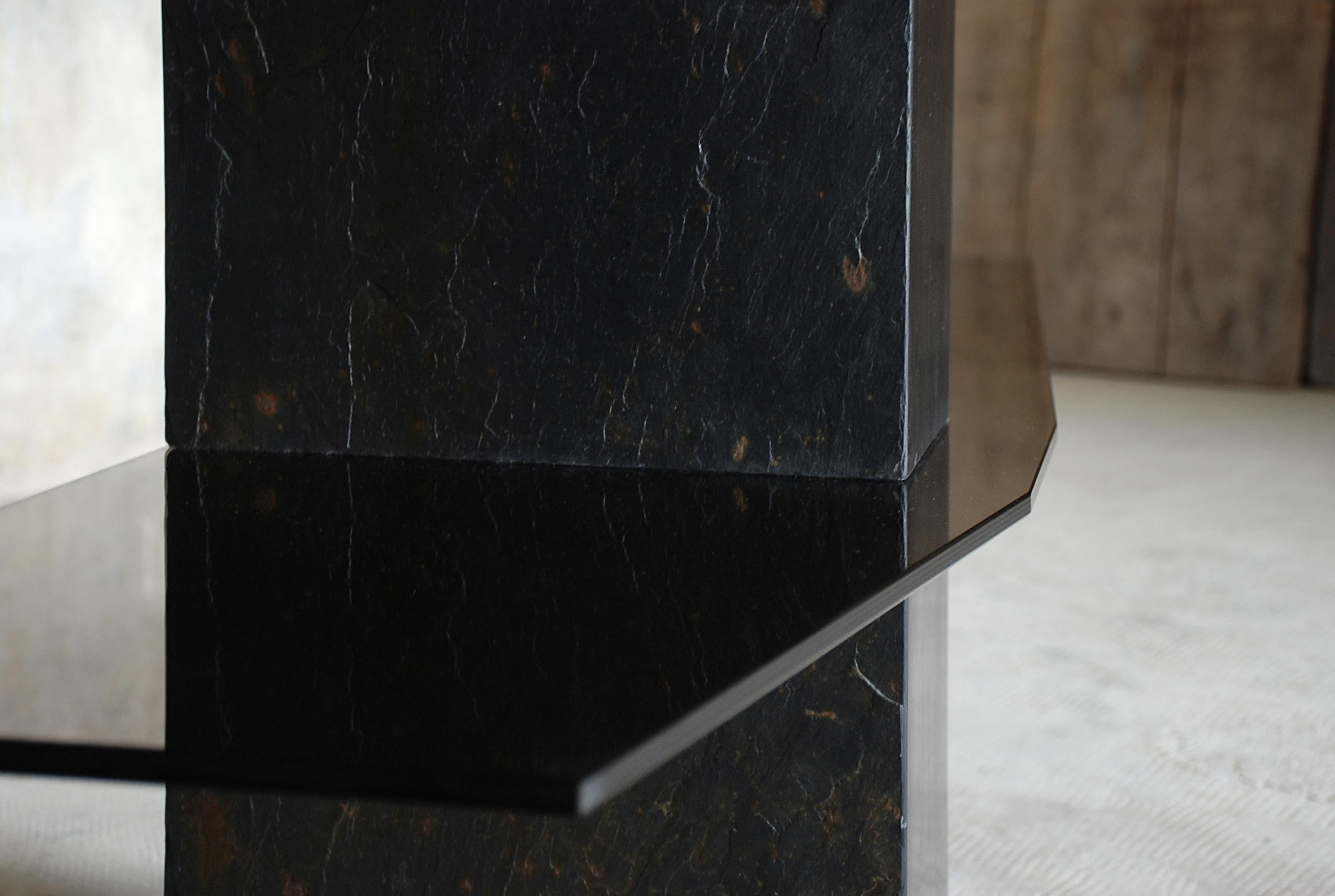 Frederic Saulou, adroit sculpted console shelf
Materials: Tre´laze´ black slate, gray smoked glass.
Dimensions: 90 x 157 x 35 cm.
Edition of 8.
Signed and numbered.

