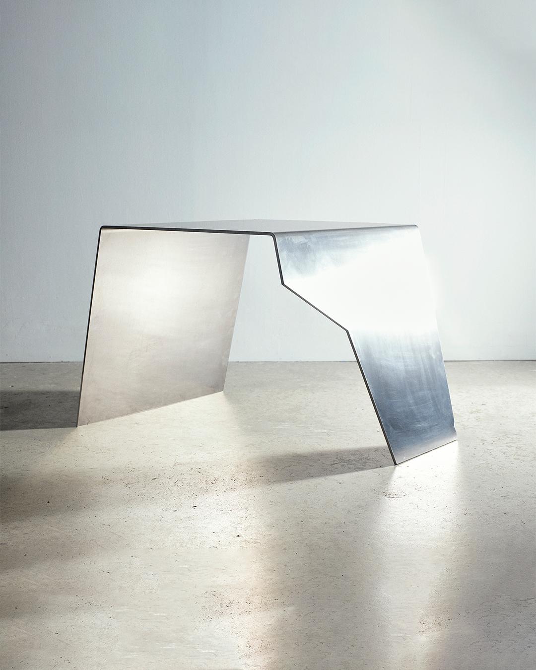 Adult Contemporary Beistelltisch - Modern Raw Bent Aluminum End Table (Moderne) im Angebot