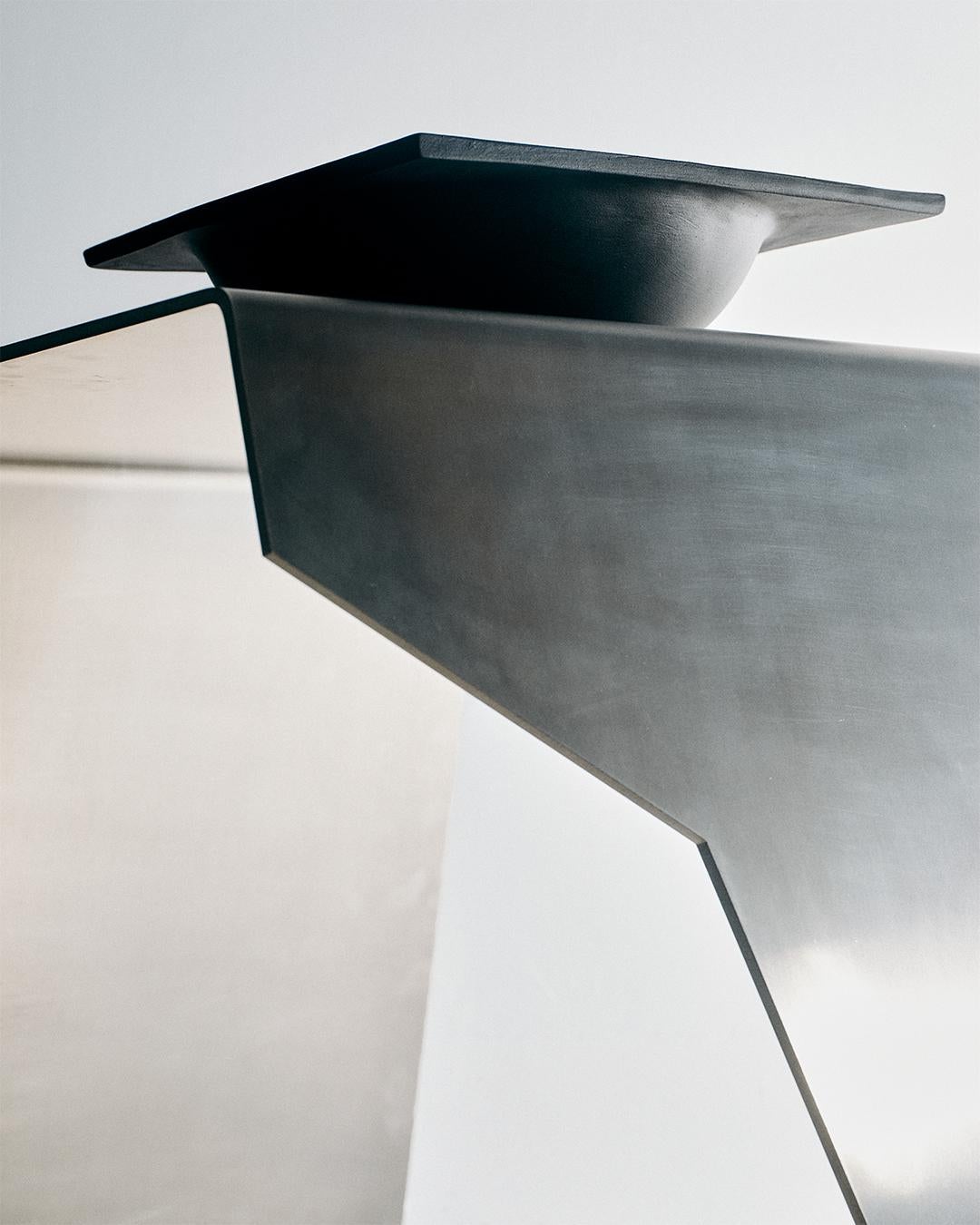 Adult Contemporary Beistelltisch - Modern Raw Bent Aluminum End Table im Zustand „Neu“ im Angebot in Philadelphia, PA