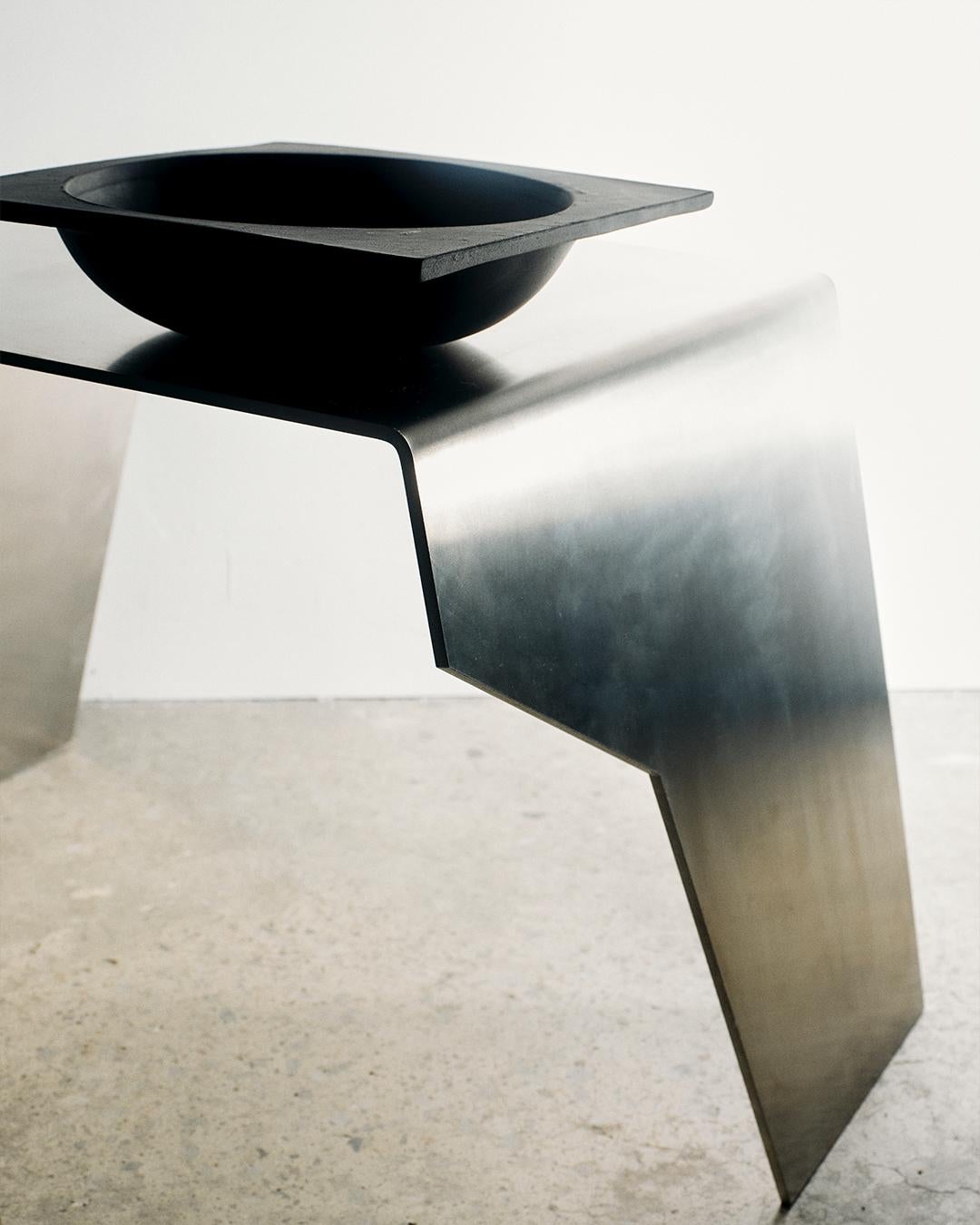 Adult Contemporary Beistelltisch - Modern Raw Bent Aluminum End Table (21. Jahrhundert und zeitgenössisch) im Angebot