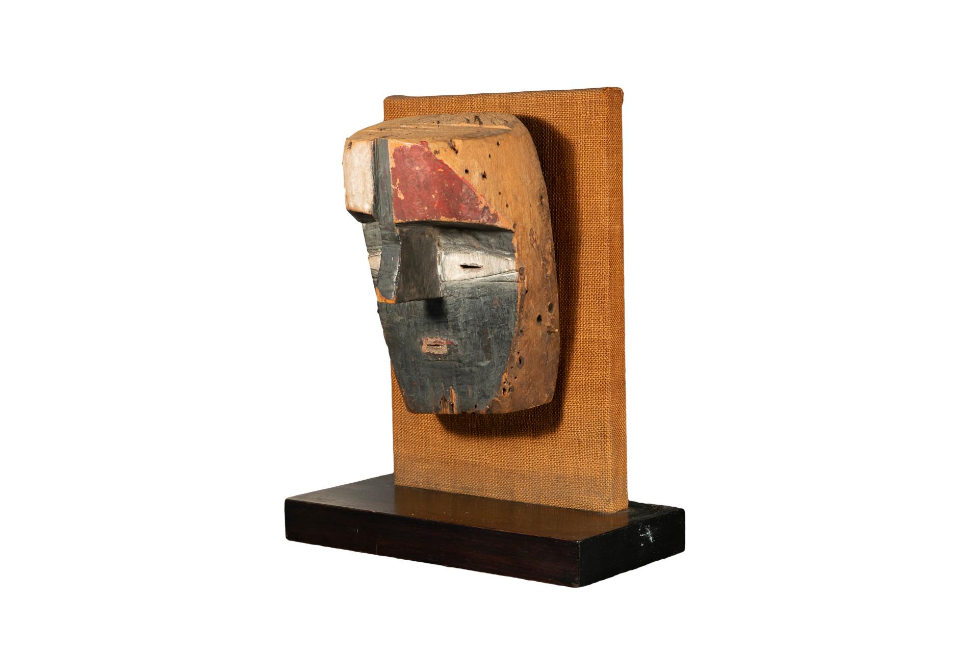 Aduma mask, 
White, red and black wood and pigments
Usual patina, 
Early 19th century, Gabon.

Old label at the back: 
