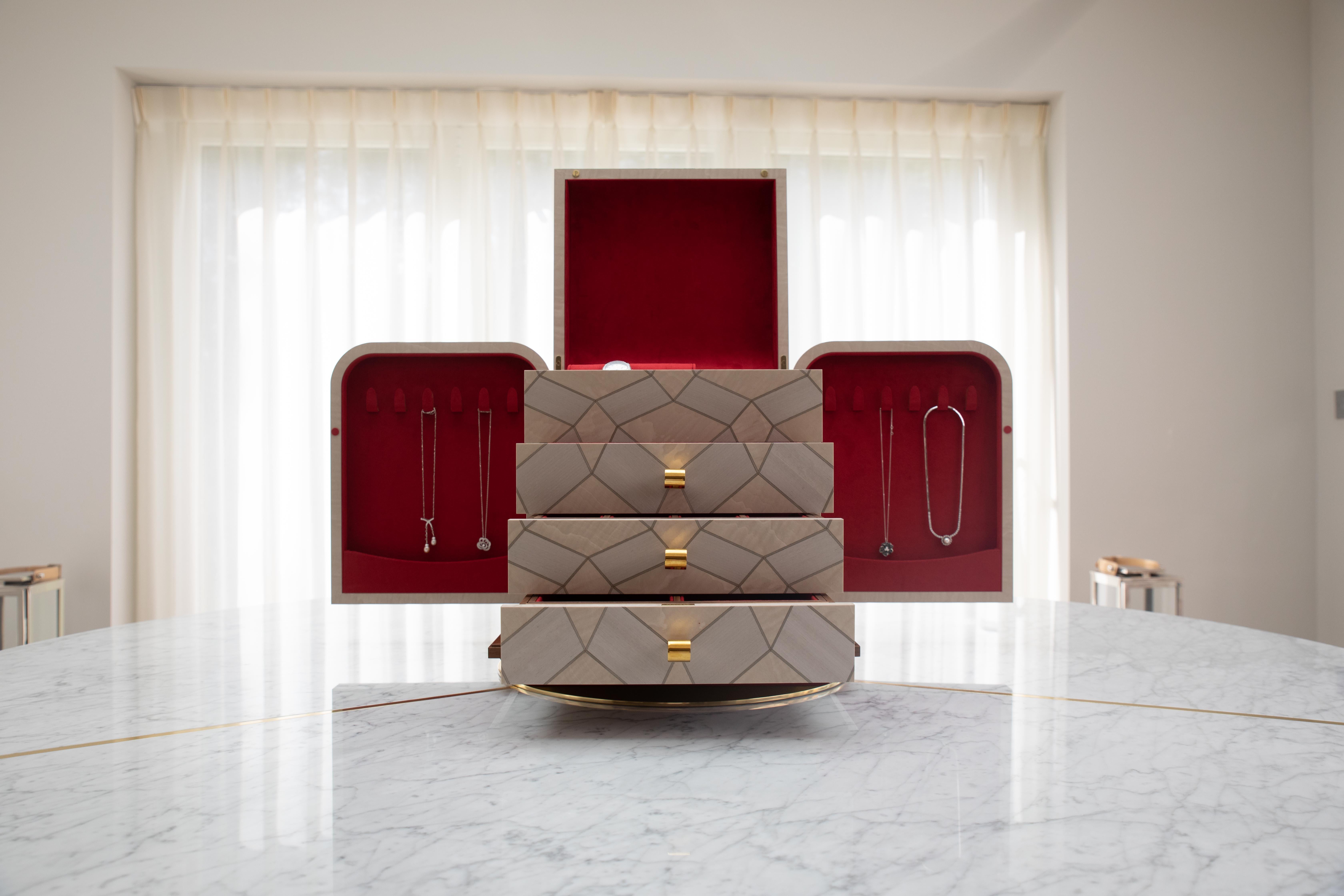 Moderne Boîte à bijoux Adura Perle en sycomore ondulé et doublure en daim rouge en vente