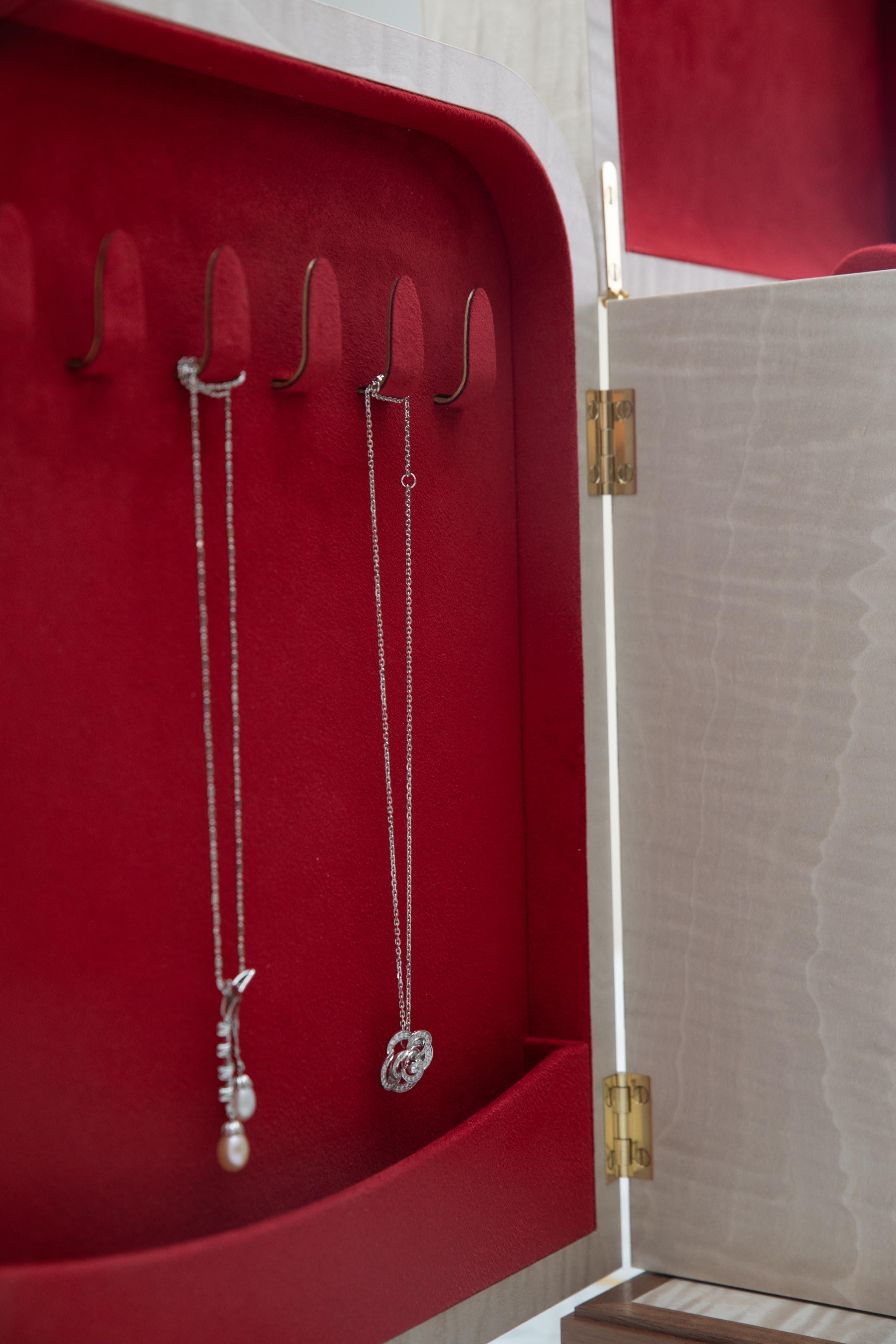 Boîte à bijoux Adura Perle en sycomore ondulé et doublure en daim rouge Excellent état - En vente à London, GB