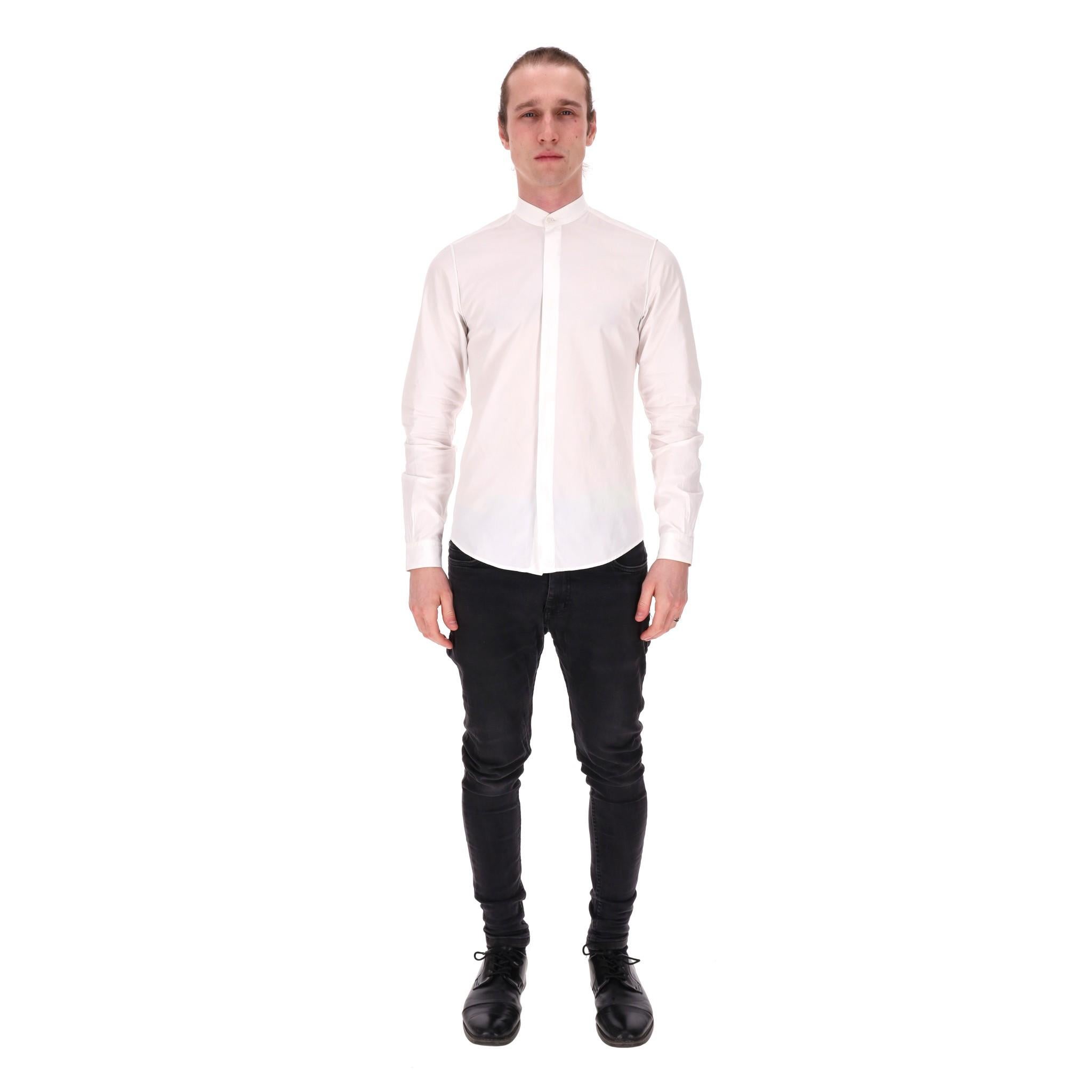 Advani Cotton Shirt

White 'Bombay' shirt fully crafted from cotton in regular, classic fit.

Featuring Mandarin collar, centre button fastening and buttoned cuffs.

Rrp £270

Size – S (Label missing but corresponds)

Condition – Very Good (Small