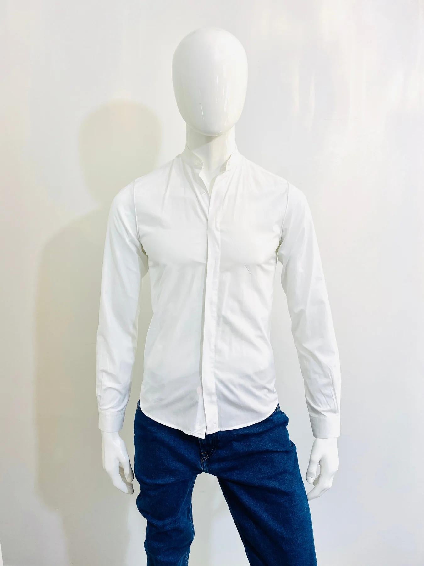 Advani Italian Cotton Shirt.

Bombay collar shirt button down. Hidden button closure. Inverted seams at the shoulder. Back placket and split yoke. No composition label.

Additional information:
Size - S (No size label but corresponds)
Condition –